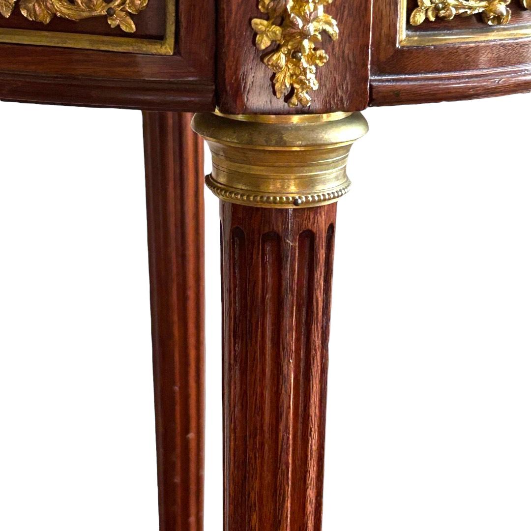 Antiker runder Beistelltisch aus Holz/Marmor im Louis-XVI.-Stil des 19. Jahrhunderts im Zustand „Gut“ im Angebot in Naples, FL