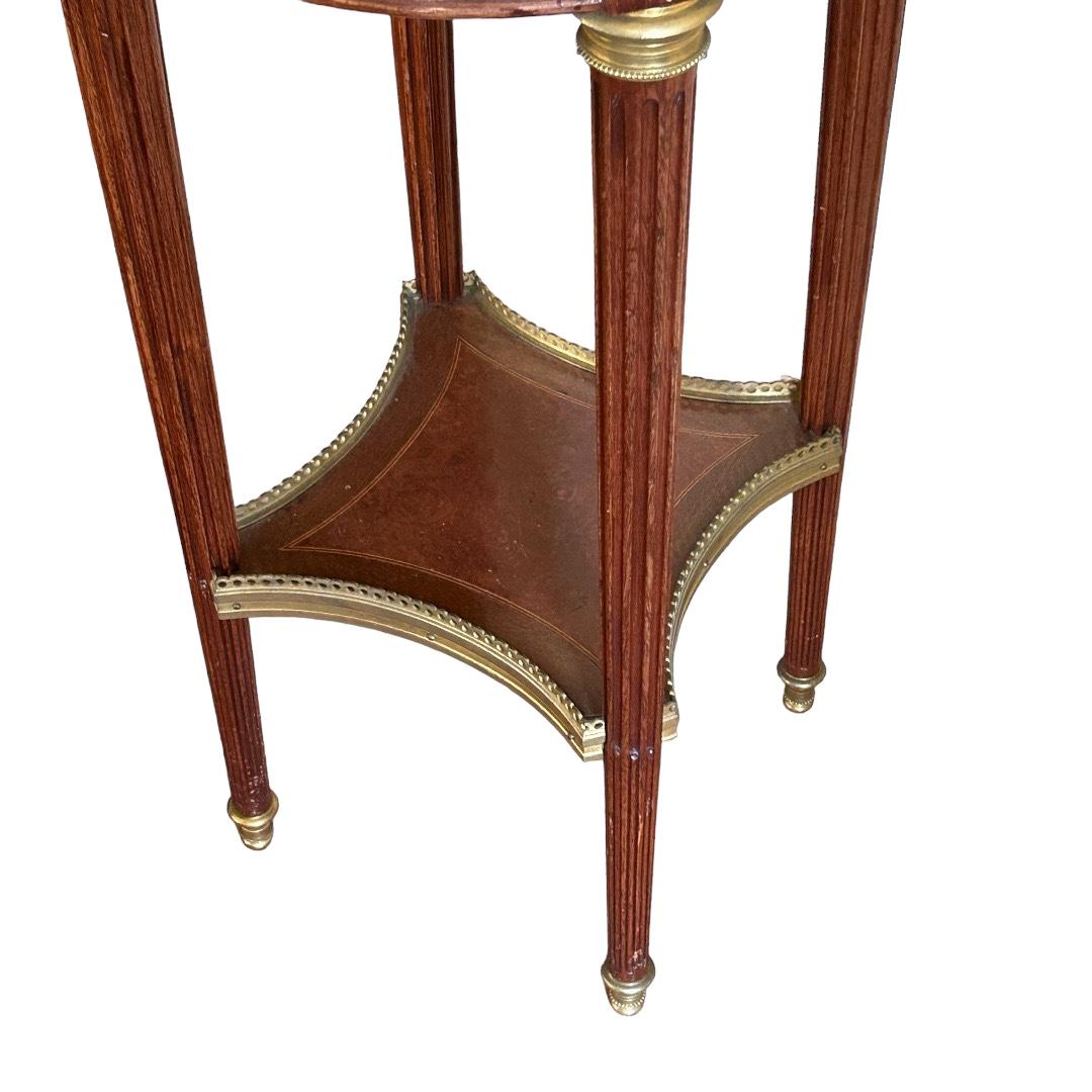 Antiker runder Beistelltisch aus Holz/Marmor im Louis-XVI.-Stil des 19. Jahrhunderts (Messing) im Angebot