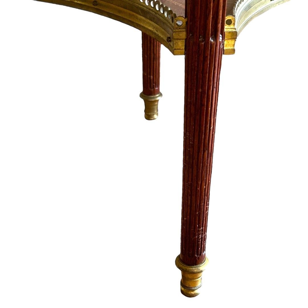 Antiker runder Beistelltisch aus Holz/Marmor im Louis-XVI.-Stil des 19. Jahrhunderts im Angebot 2