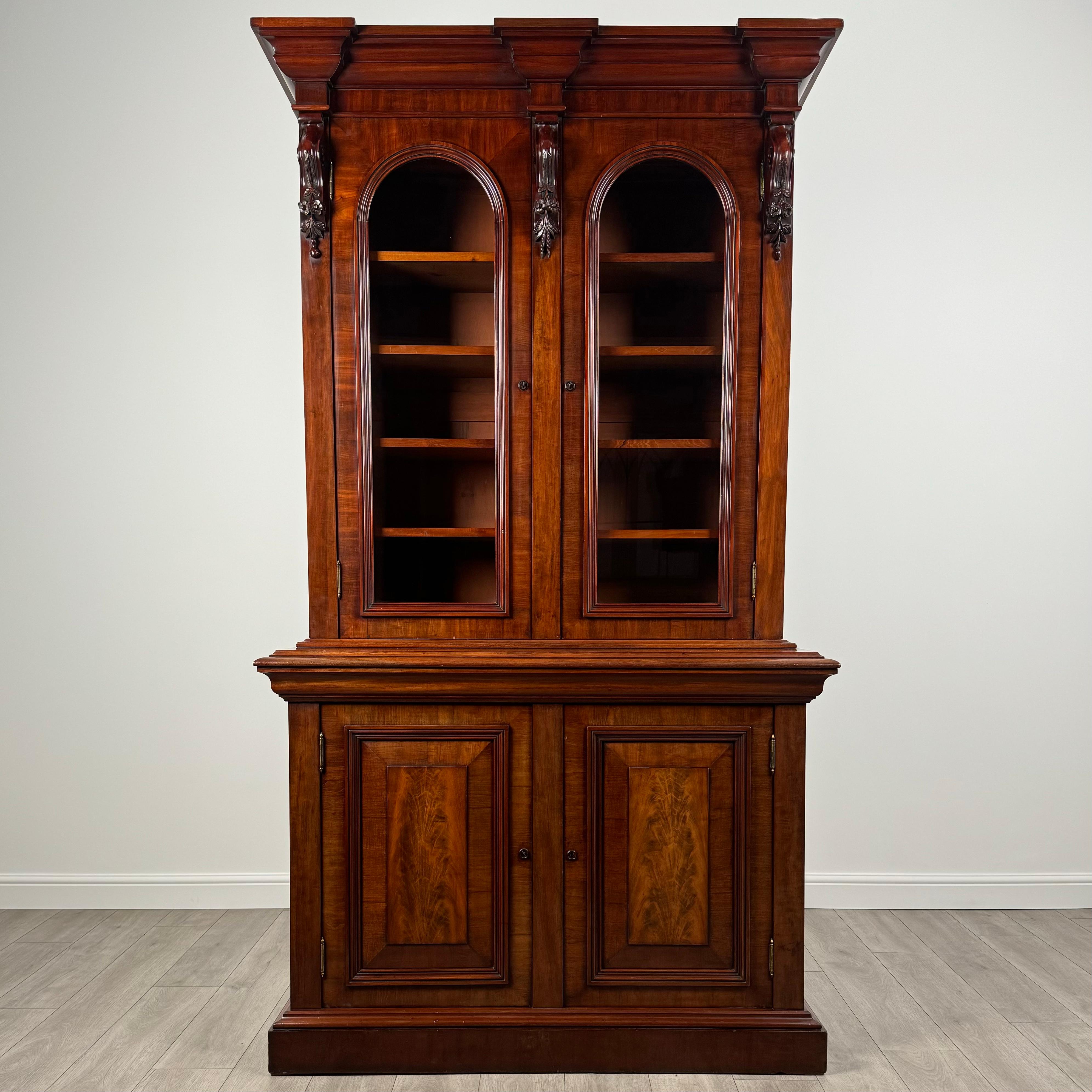 Questa antica libreria del XIX secolo in mogano è un mobile davvero mozzafiato, che offre funzionalità e bellezza classica. Realizzato con la migliore qualità, questo pezzo mette in mostra l'eccezionale maestria dell'epoca. 
La libreria è stata