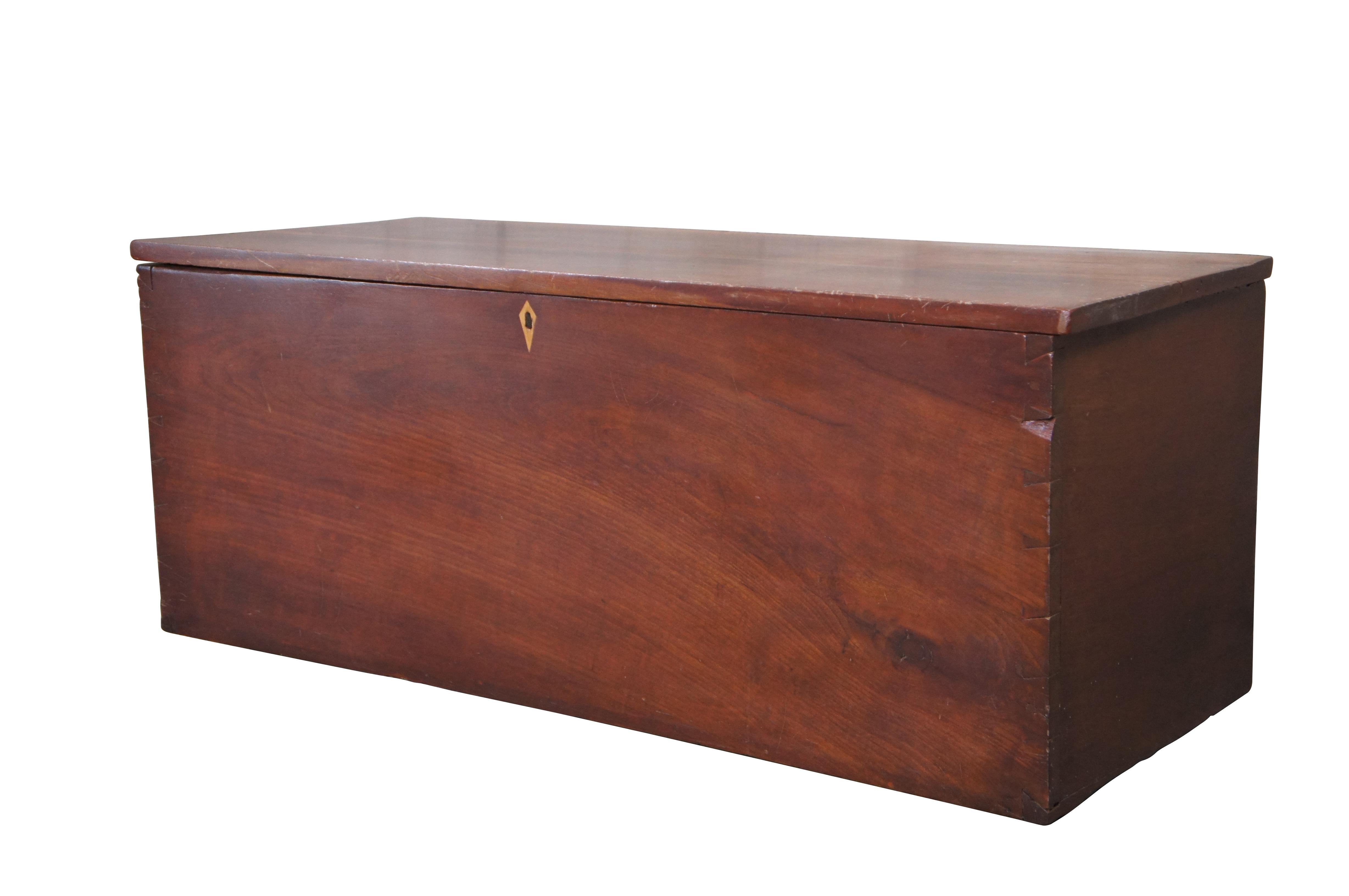 Ancien coffre à couvertures / coffre de rangement ou coffret en acajou du début du 19e siècle, avec queue d'aronde rustique à la main et écusson en bois fruitier incrusté.

Dimensions :
41,5