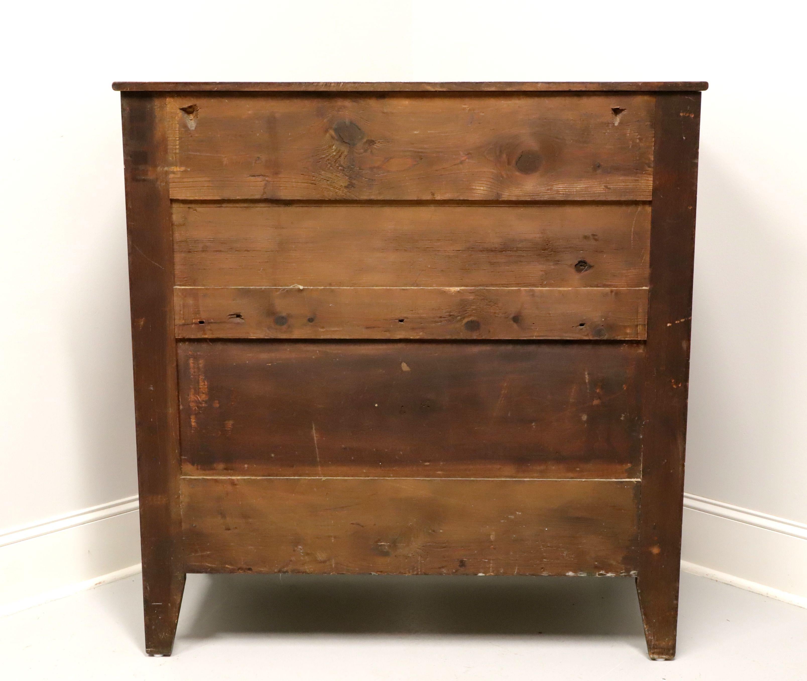 Ancienne commode à quatre tiroirs en acajou de style Empire du 19ème siècle Bon état - En vente à Charlotte, NC