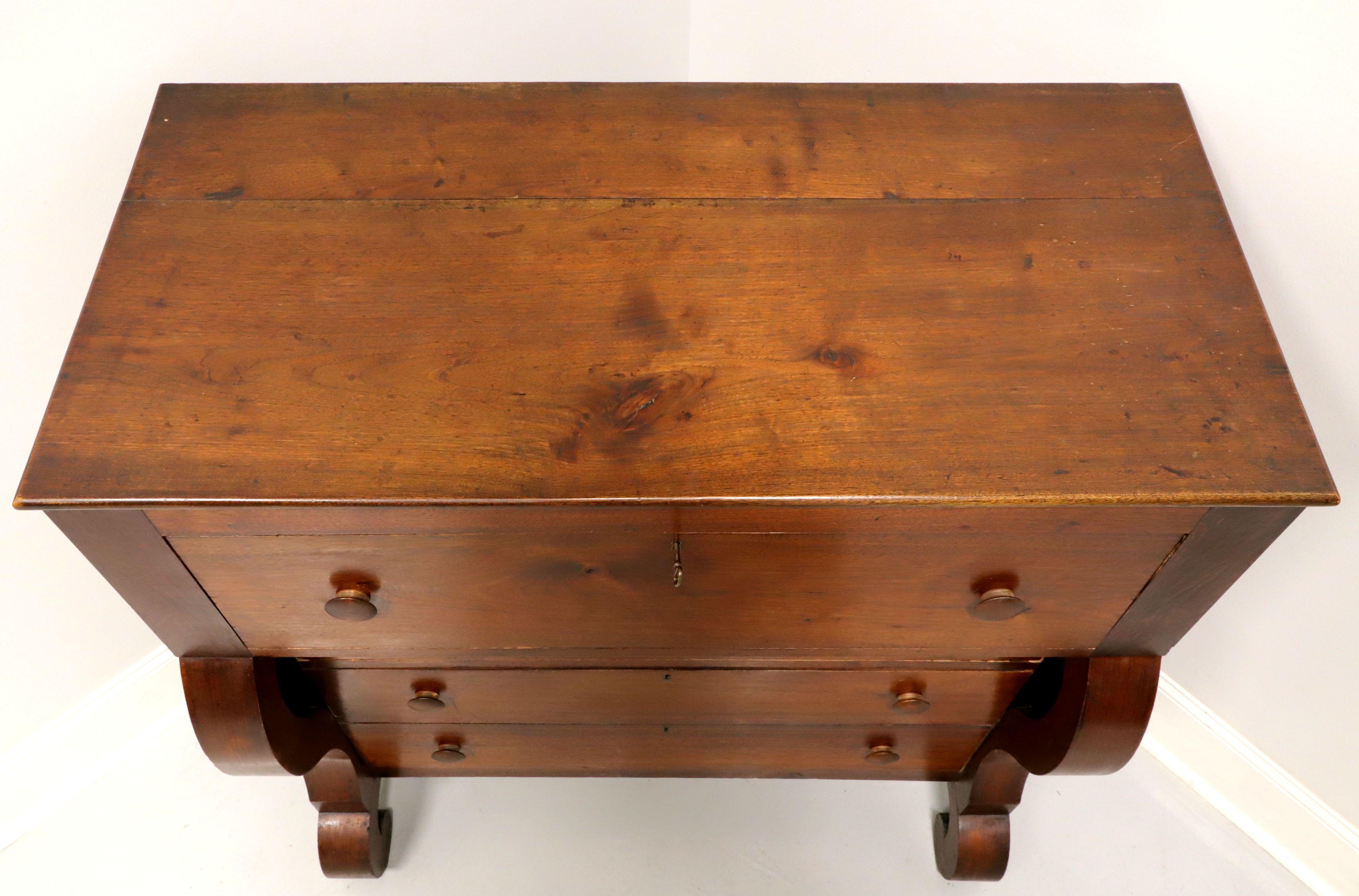 Acajou Ancienne commode à quatre tiroirs en acajou de style Empire du 19ème siècle en vente