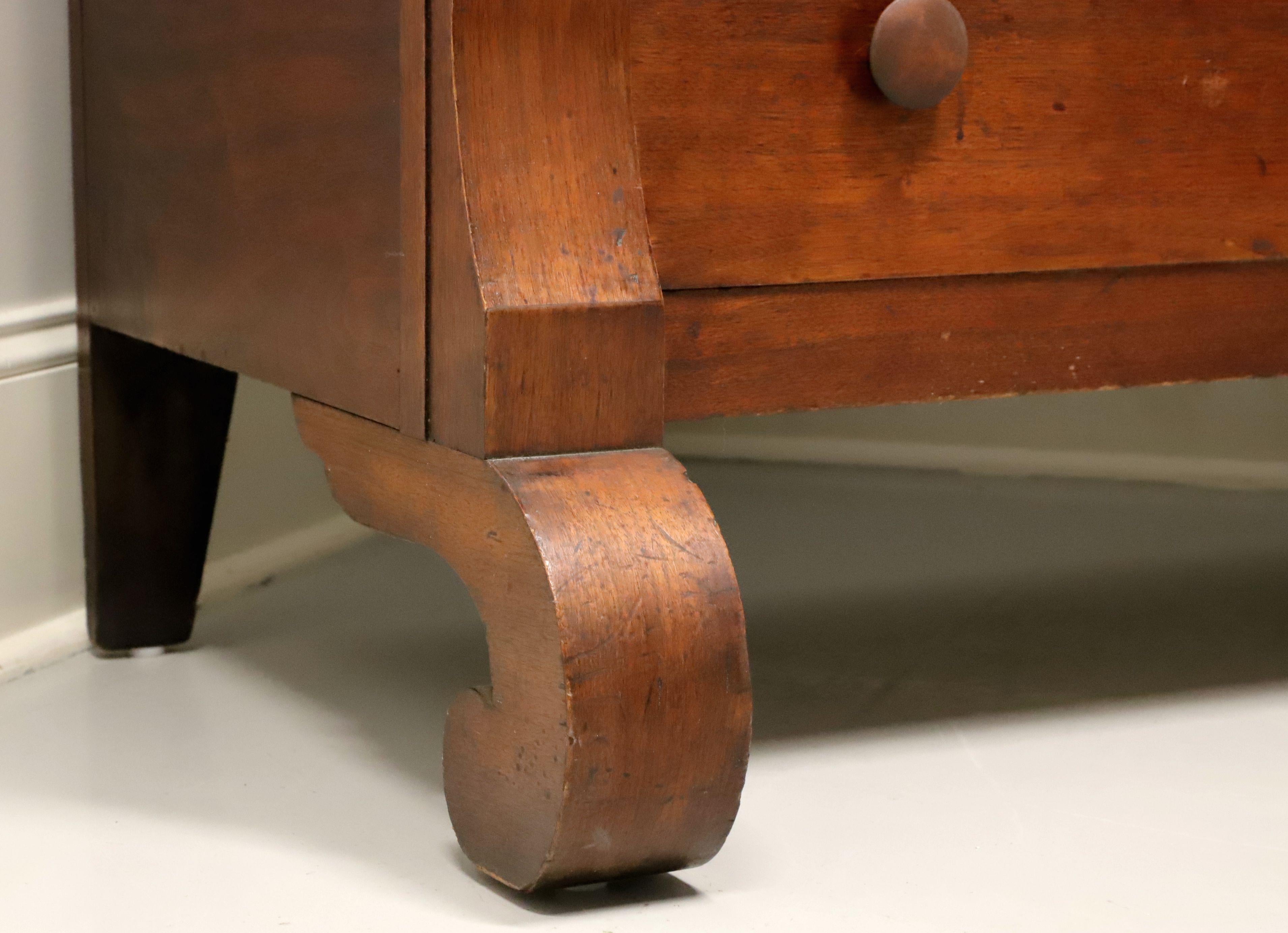 Antike Mahagoni-Kommode mit vier Schubladen im Empire-Stil des 19. Jahrhunderts im Angebot 4