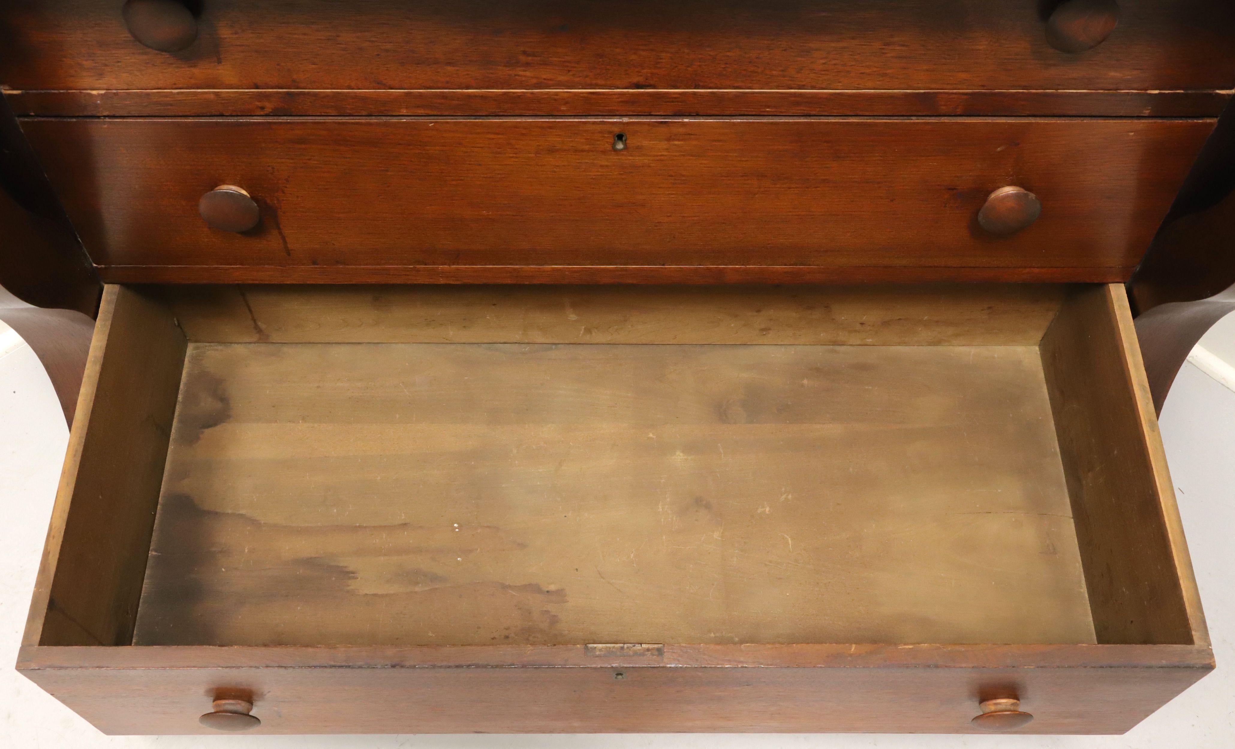 Ancienne commode à quatre tiroirs en acajou de style Empire du 19ème siècle en vente 3