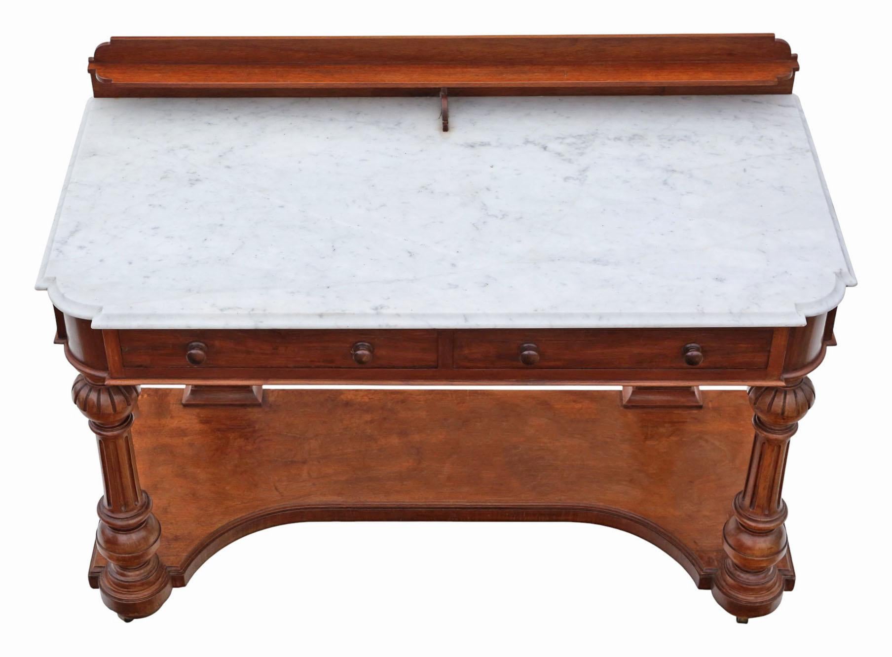 Ancien lavabo en acajou et marbre du 19e siècle A.I.C C. - Coiffeuse à deux tiroirs
L'âge, la couleur et la patine sont magnifiques ; l'objet serait parfait dans un endroit approprié.
Plein d'âge, de caractère et de charme.

Un objet décoratif très