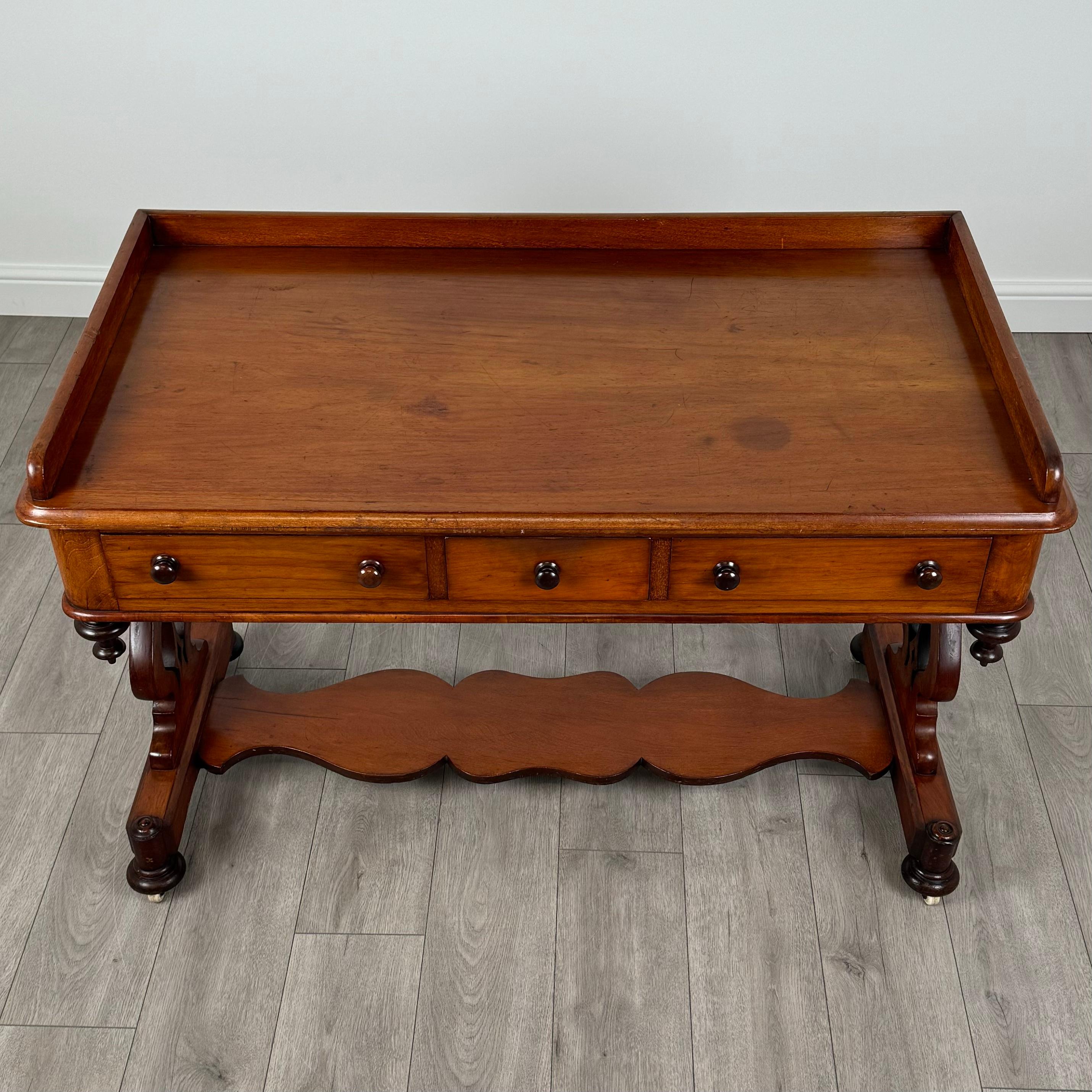 Ancienne table d'appoint en acajou du 19ème siècle de bonne qualité ( REF AF-3605 ) en vente 4