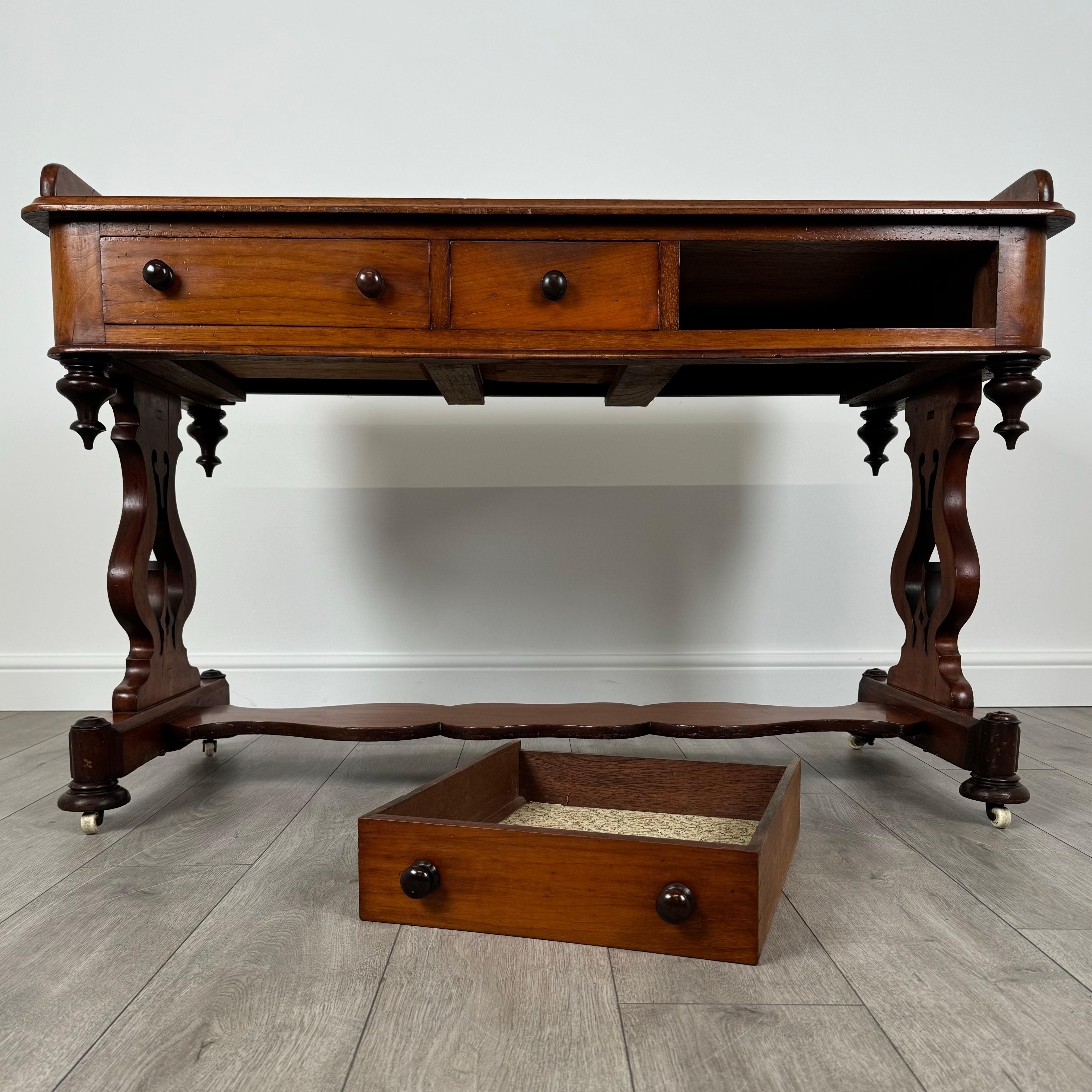 Ancienne table d'appoint en acajou du 19ème siècle de bonne qualité ( REF AF-3605 ) en vente 5