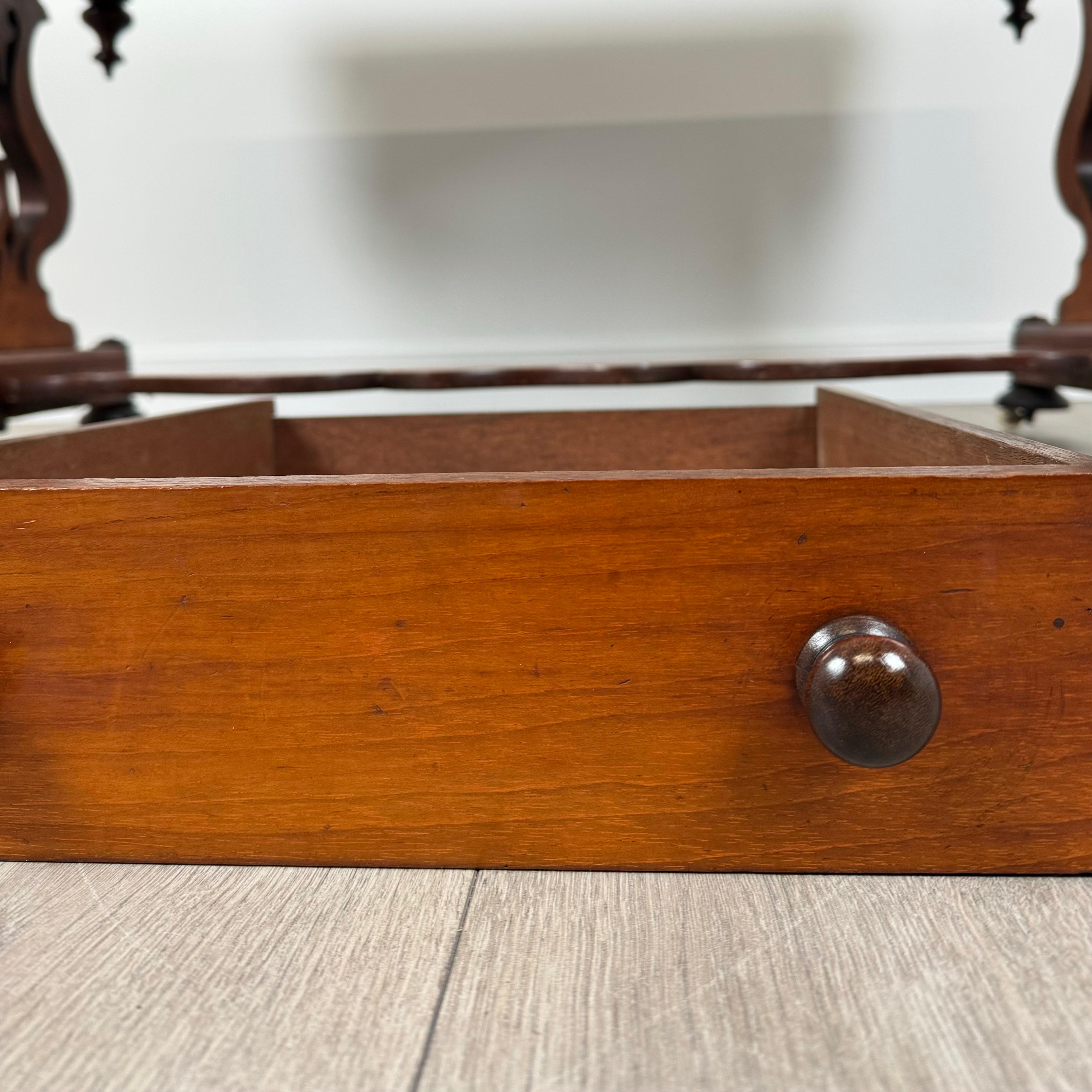 Ancienne table d'appoint en acajou du 19ème siècle de bonne qualité ( REF AF-3605 ) en vente 6