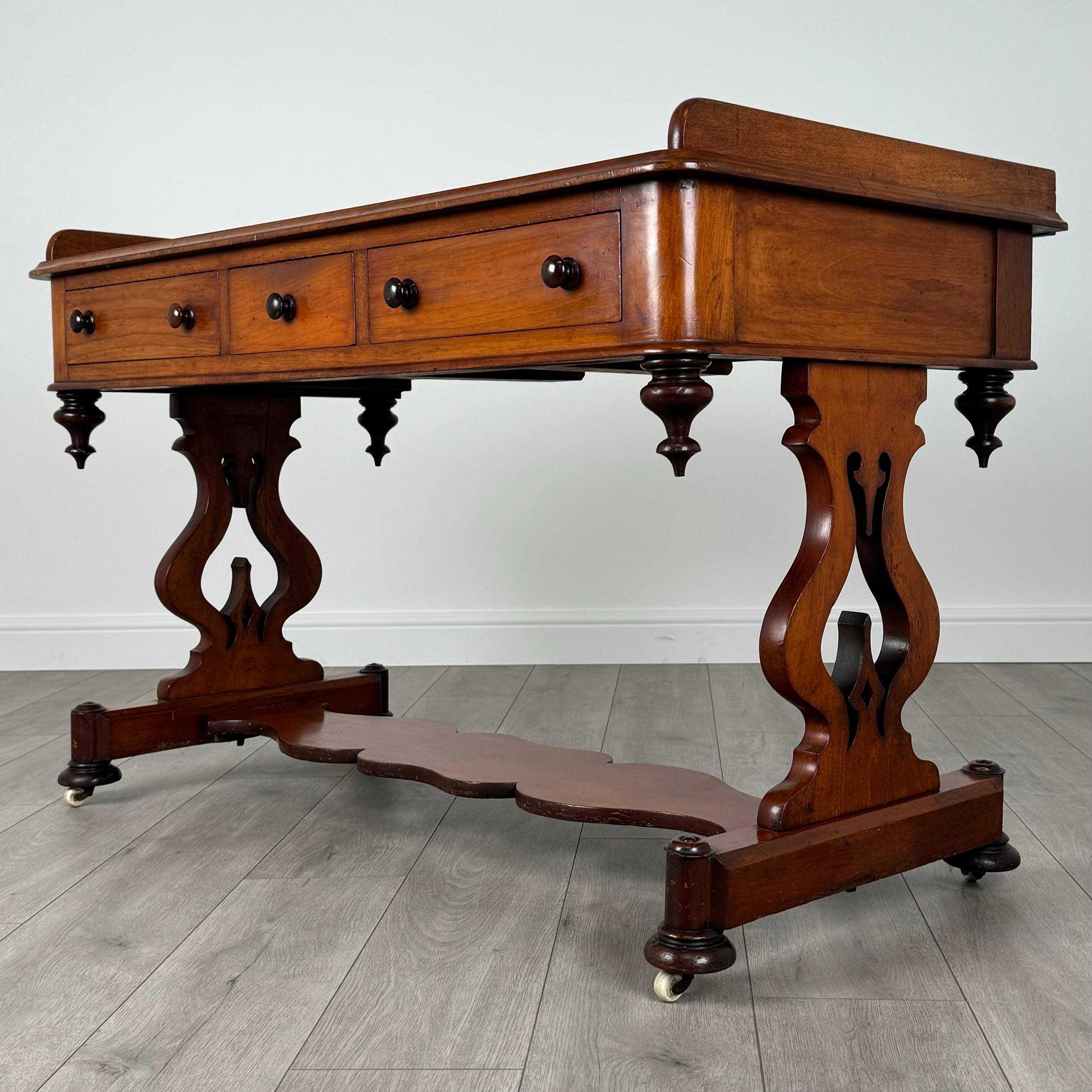 Britannique Ancienne table d'appoint en acajou du 19ème siècle de bonne qualité ( REF AF-3605 ) en vente