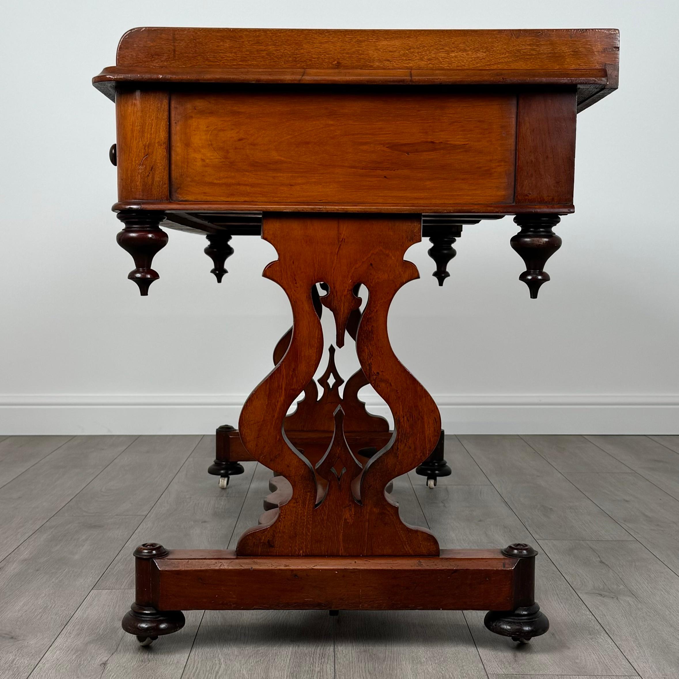 Ancienne table d'appoint en acajou du 19ème siècle de bonne qualité ( REF AF-3605 ) Bon état - En vente à Ledbury, GB