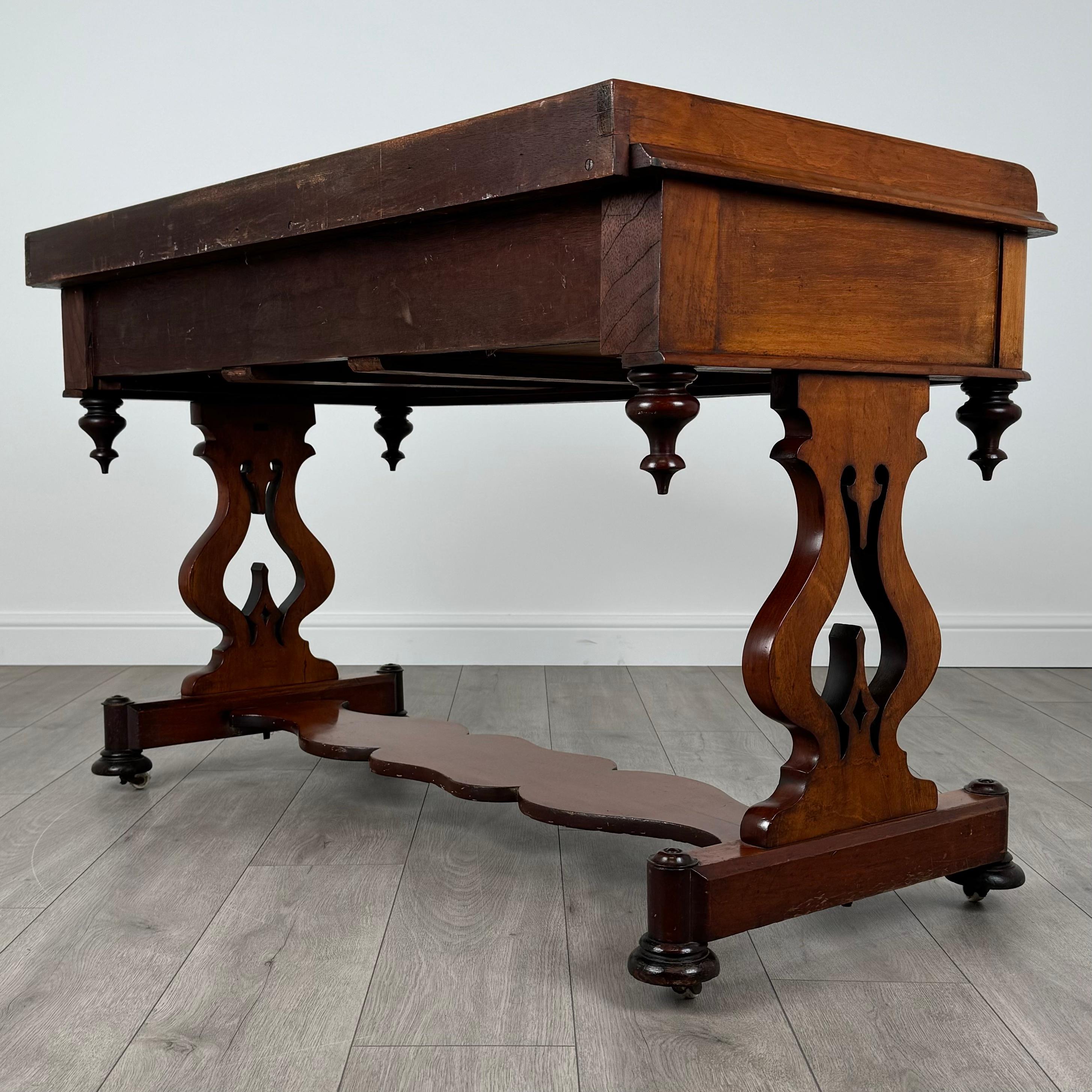 Ancienne table d'appoint en acajou du 19ème siècle de bonne qualité ( REF AF-3605 ) en vente 1