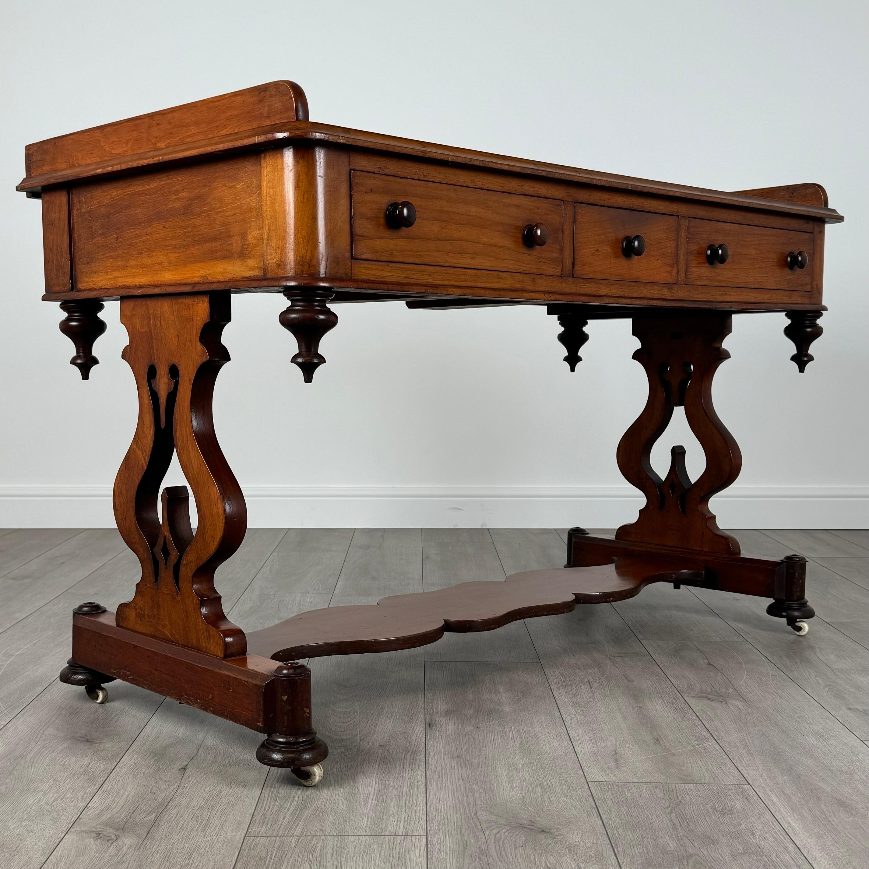 Ancienne table d'appoint en acajou du 19ème siècle de bonne qualité ( REF AF-3605 ) en vente 3