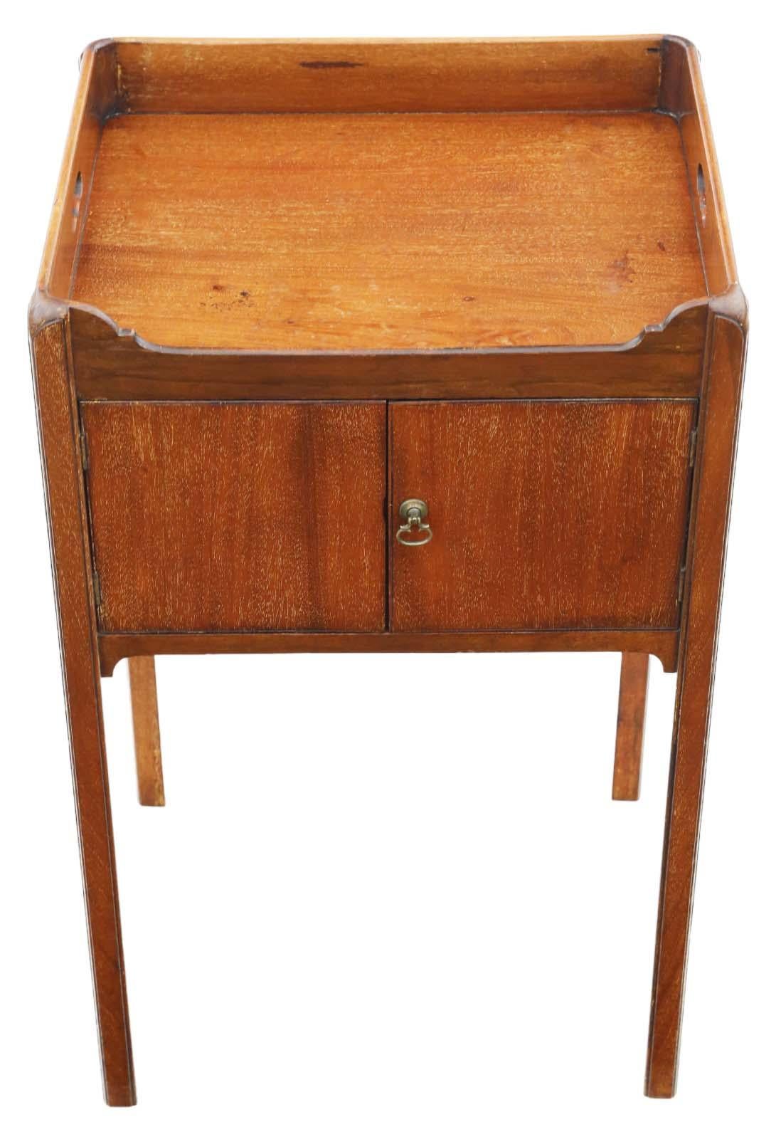 High-Quality Large Antique 19th Century Georgian Mahogany Tray Top Nightstand Washstand - Elegant Bedside Table. This piece showcases a good color and patina.

A remarkable and uncommon find, boasting no loose joints and working catches.

Exhibiting