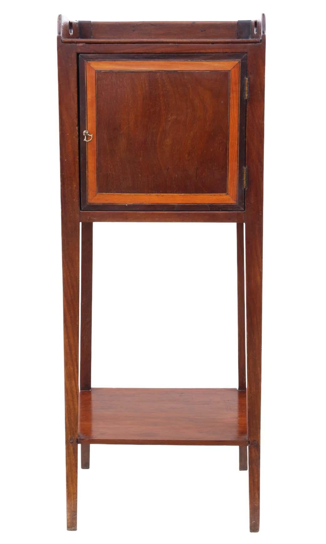High-Quality Antique 19th Century Georgian Mahogany Tray Top Nightstand Washstand - Elegant Bedside Table.

A remarkable and uncommon find, boasting no loose joints or woodworm and a working catch.

Exhibiting lovely age, color, and
