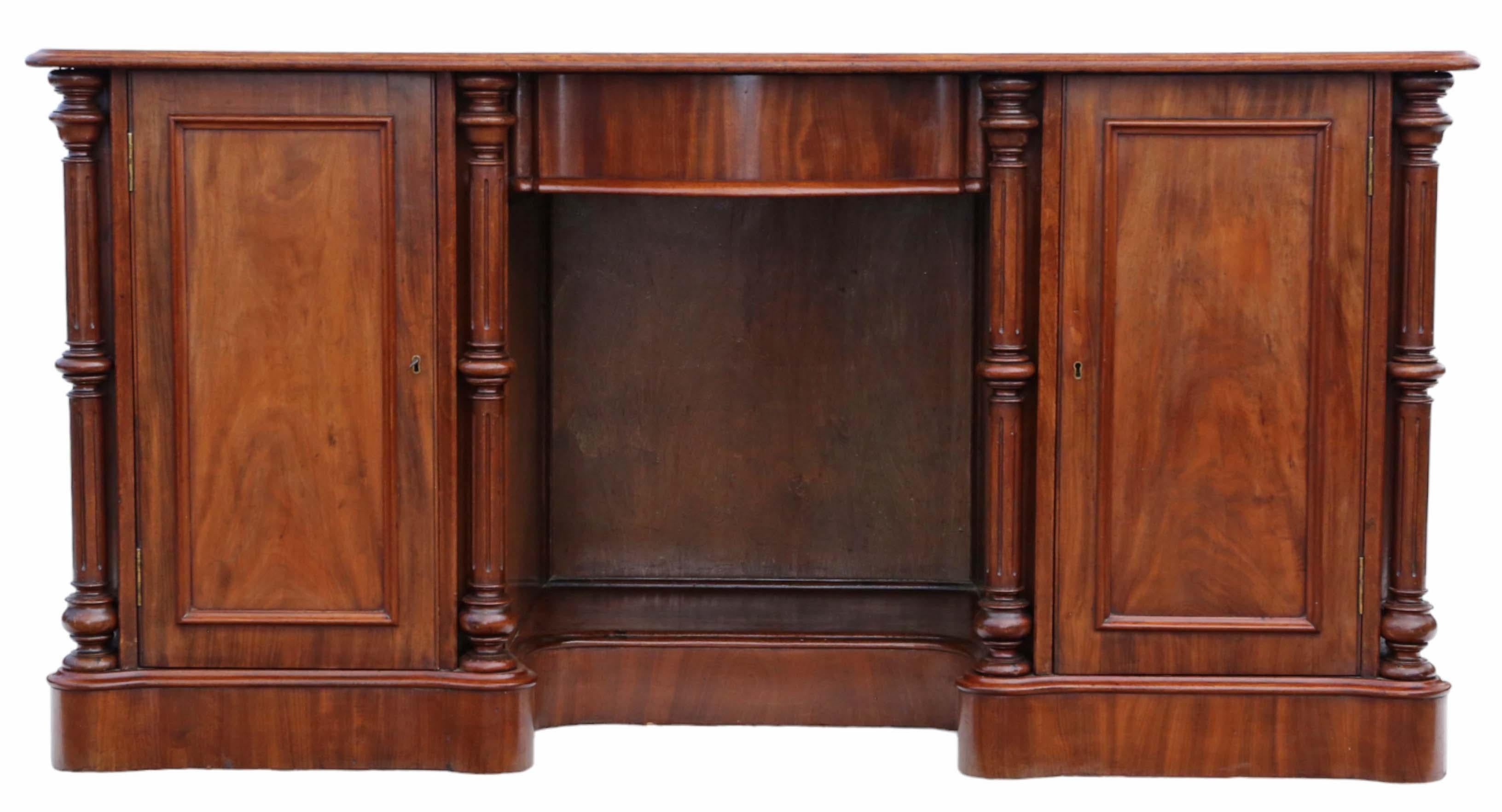 Antiker, hochwertiger großer Mahagoni-Doppelsockel-Schreibtisch aus dem 19. Jahrhundert. Er weist ein schönes Alter, Farbe und Patina auf und steht auf verdeckten Messing- und Keramikrollen.

Dieses Stück ist frei von losen Verbindungen oder