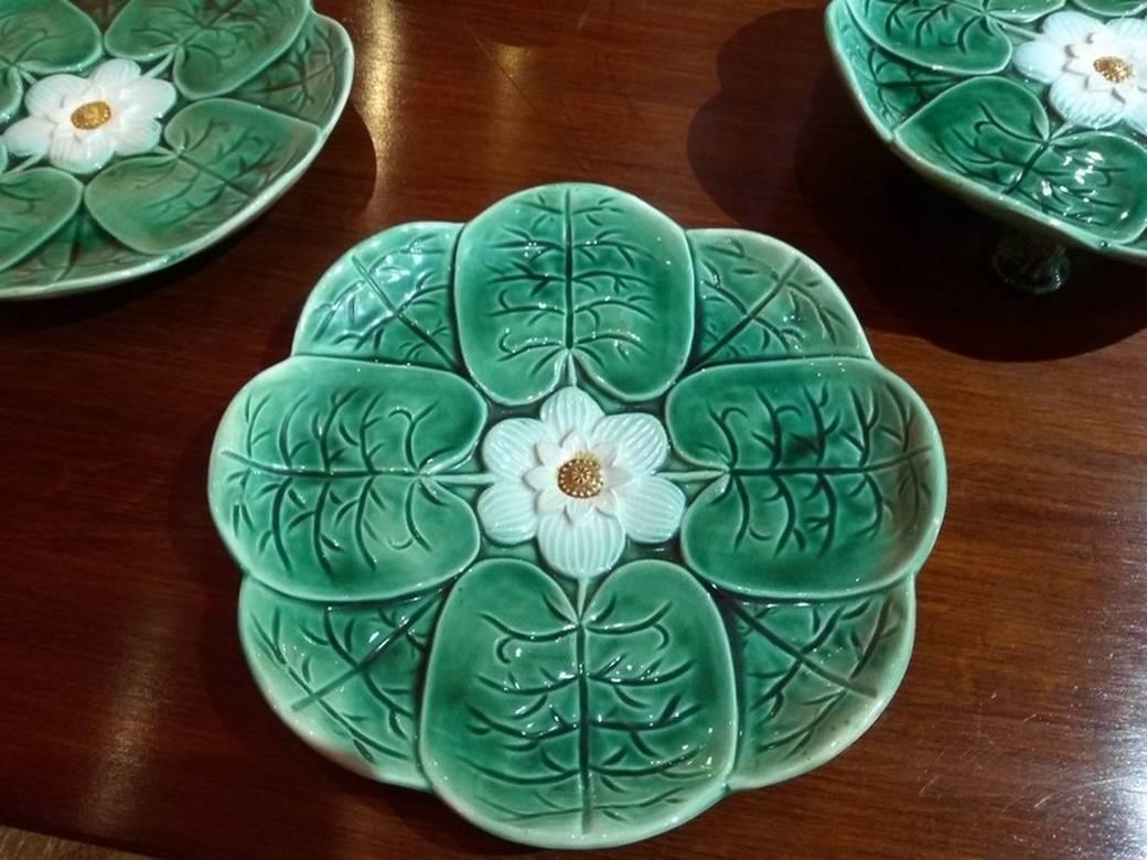 Beautiful set of six Majolica plates and one compote decorated with lily pad plates. Modelele realized in the manner of Wedgwood, Minton (England) or Gustavsberg (Sweden). 

Plates: 23.5 x 23.5 cm
Compote: H 15 x W 23 cm.