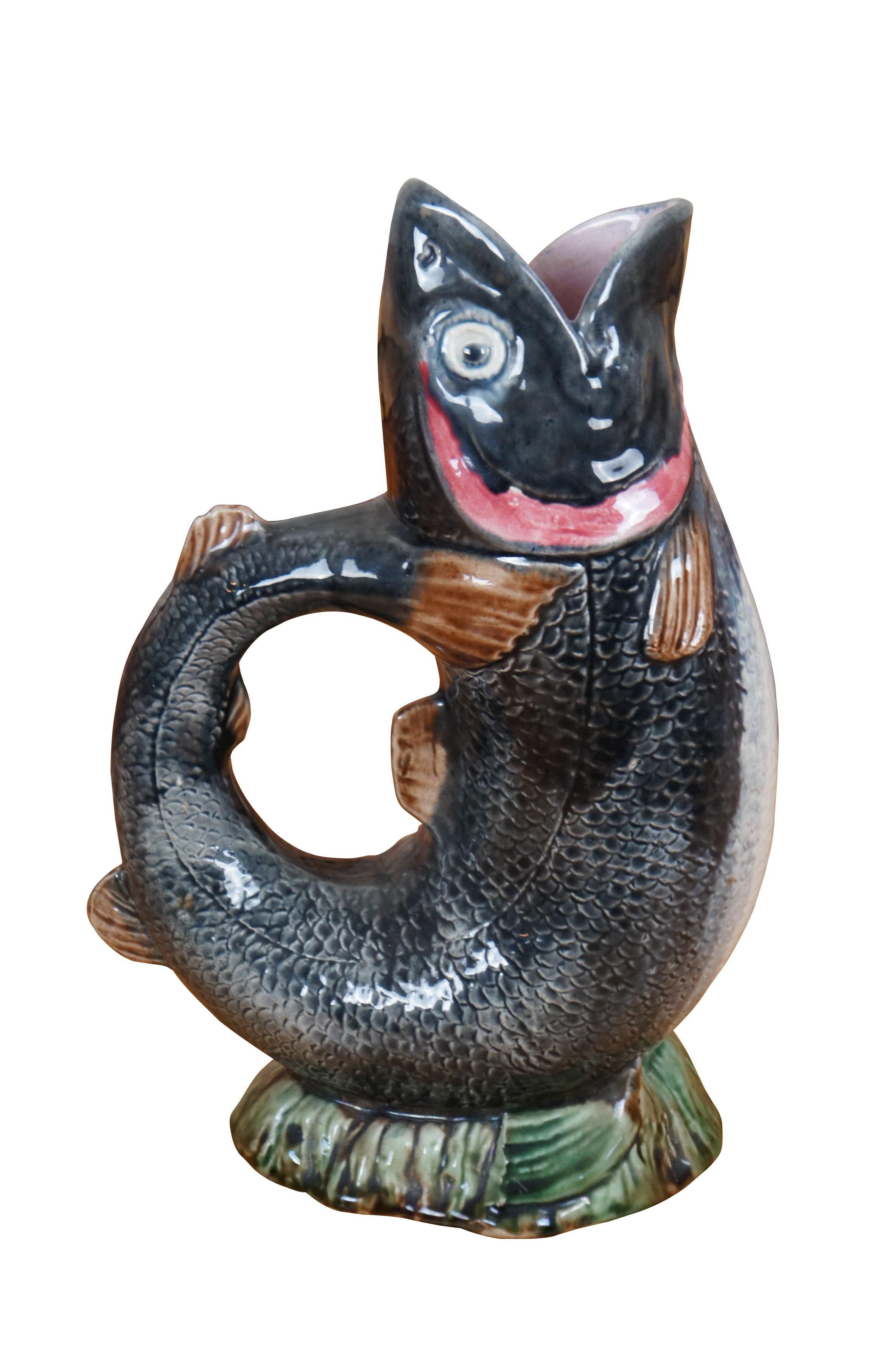 Antica brocca in porcellana maiolicata del XIX secolo, brocca di pesce gorgogliante. A forma di pesce nero con la bocca spalancata, in equilibrio verticale con la coda ricurva nel manico. 

Dimensioni:
7,5