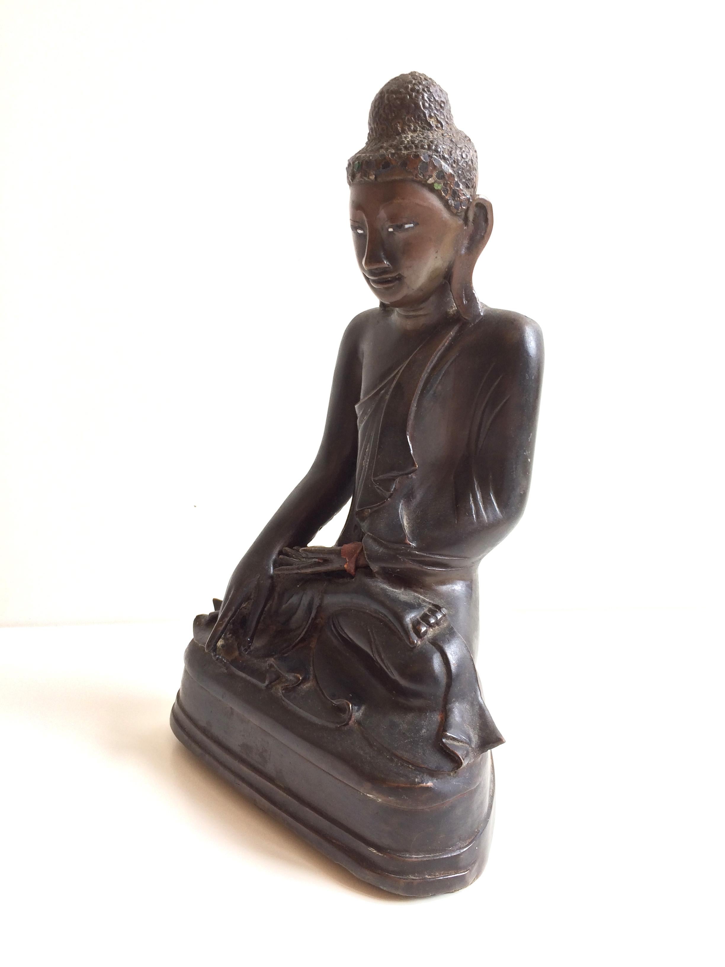 Antiker sitzender Buddha aus Bronze, Mandalay, 19. Jahrhundert, Birma, um 1880 (Birmanisch) im Angebot