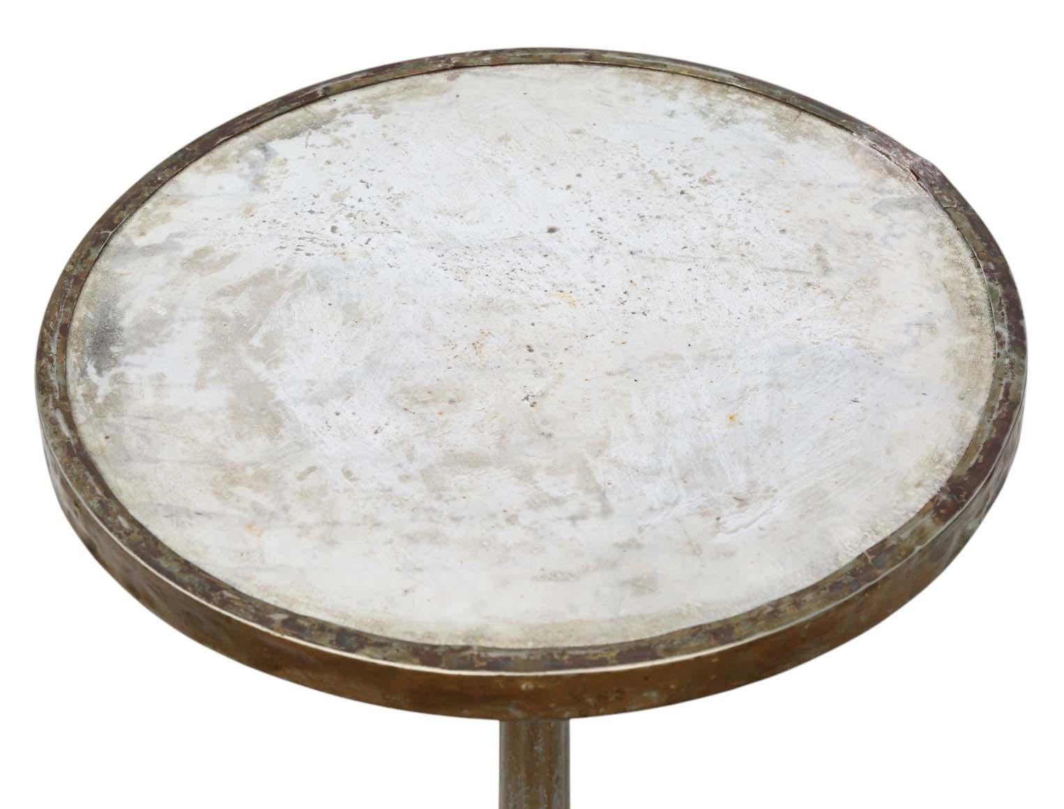 Antico tavolo da bistrot in marmo, ottone e ghisa del XIX secolo - Uso in cucina o in giardino

Questo antico tavolo da bistrot del XIX secolo presenta un piano in marmo bianco con una fascia in ottone e una base in ghisa. Progettato per essere