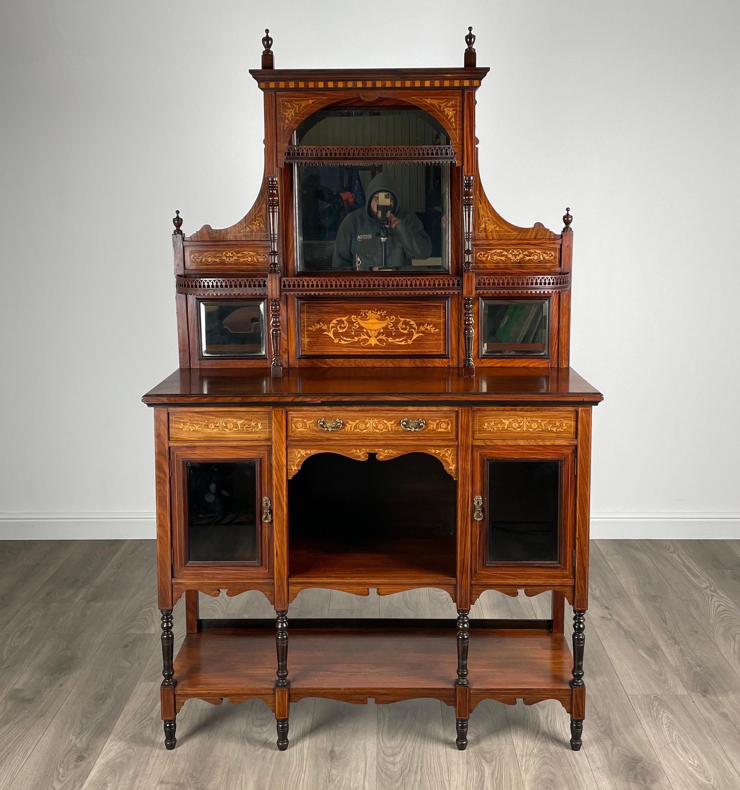 Atemberaubende viktorianische Spiegel zurück Marqueterie Sideboard der feinsten Qualität
Aus Palisanderholz
Bestehend aus einem großen Regal am Boden mit zwei verglasten Schränken und einem offenen Schrank direkt darüber. Wunderschön verzierte