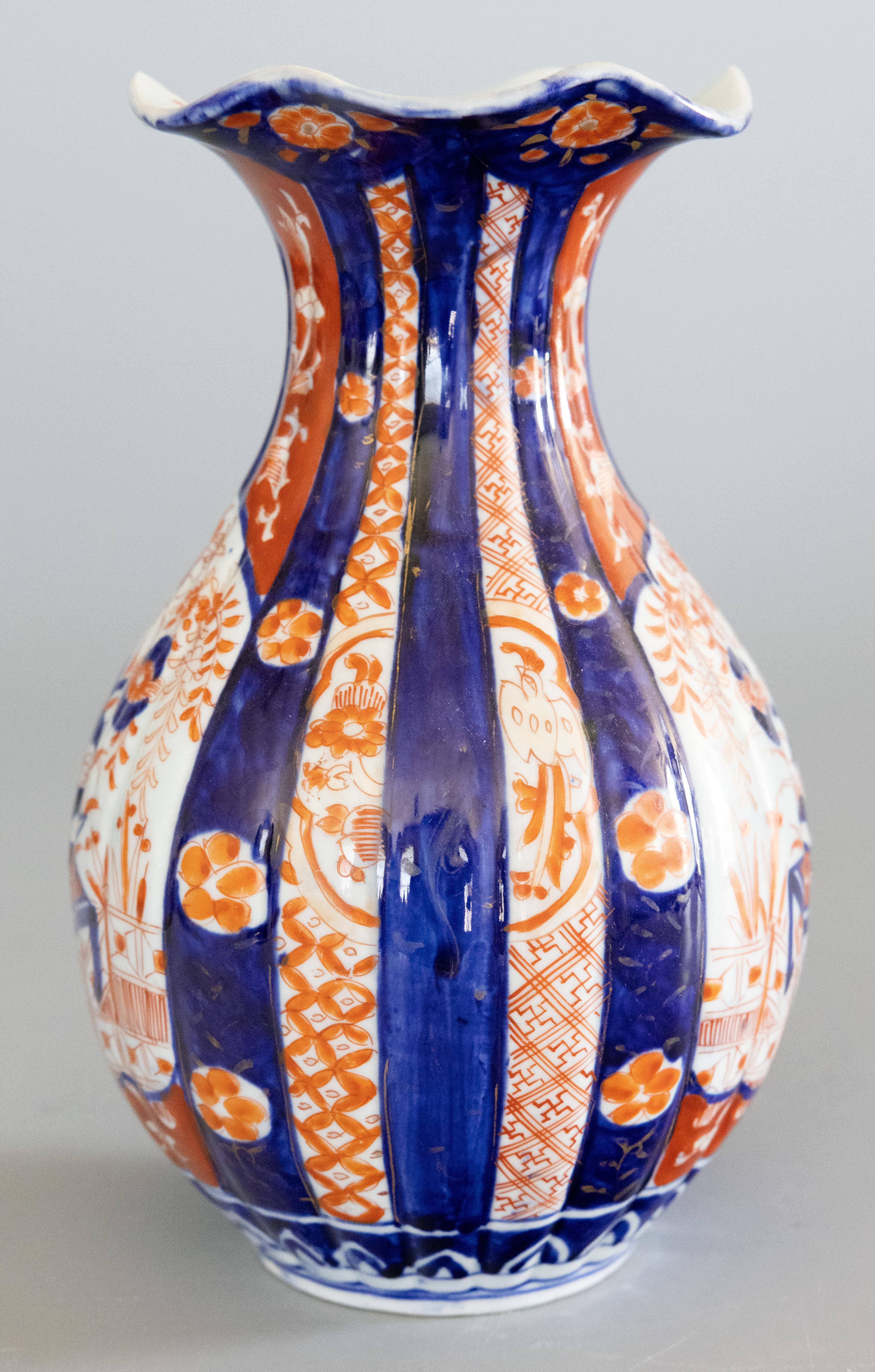 Magnifique vase japonais Imari du XIXe siècle de la période Meiji, vers 1870. Ce vase fin a une belle forme cannelée, un bord festonné et un motif floral peint à la main dans les couleurs traditionnelles d'Imari. Il est dans un état antique