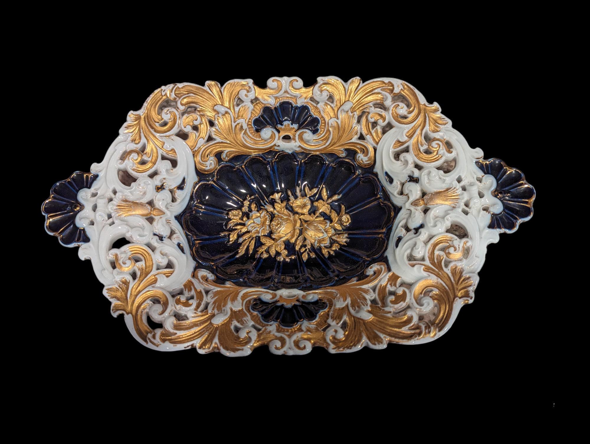 Antiguo cuenco floral dorado y azul cobalto de Meissen Porcelain del siglo XIX

Eleva la decoración de tu hogar con este exquisito cuenco antiguo de porcelana de Meissen del siglo XIX, magistralmente elaborado en azul cobalto y dorado dorado. El