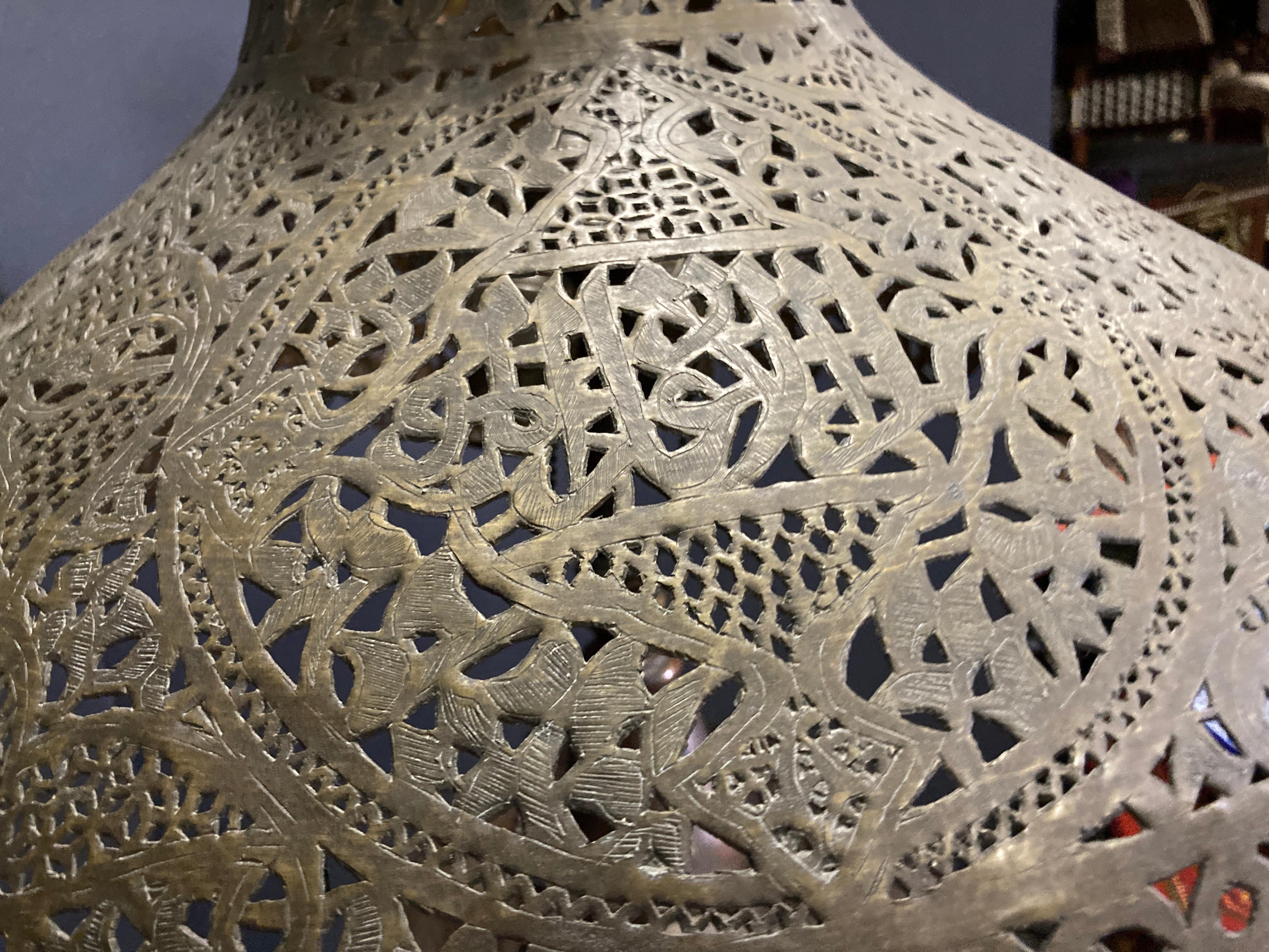 Lampadaire mauresque ancien en laiton percé du Moyen-Orient du 19ème siècle en vente 4