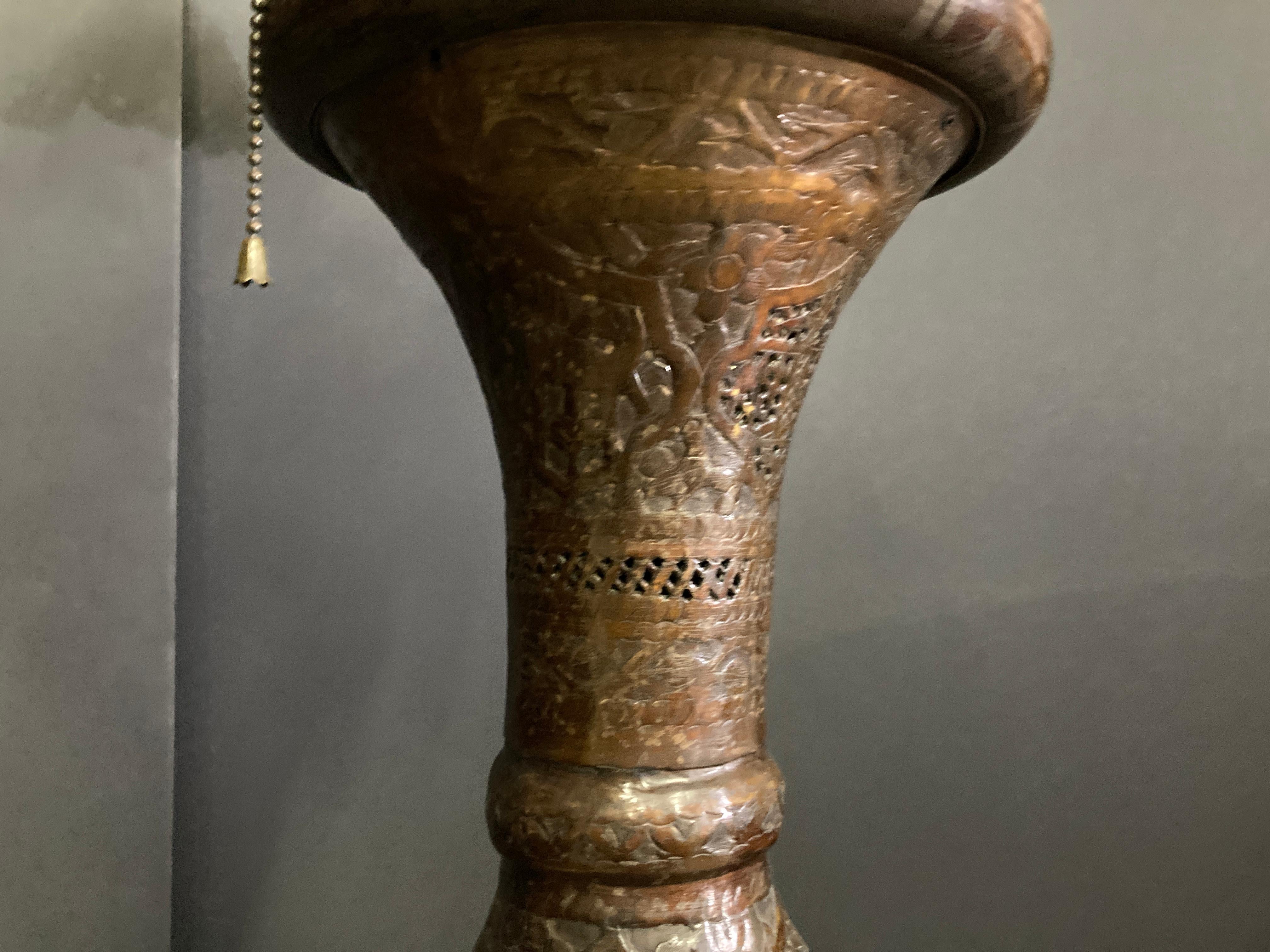 Lampadaire mauresque ancien en laiton percé du Moyen-Orient du 19ème siècle en vente 7