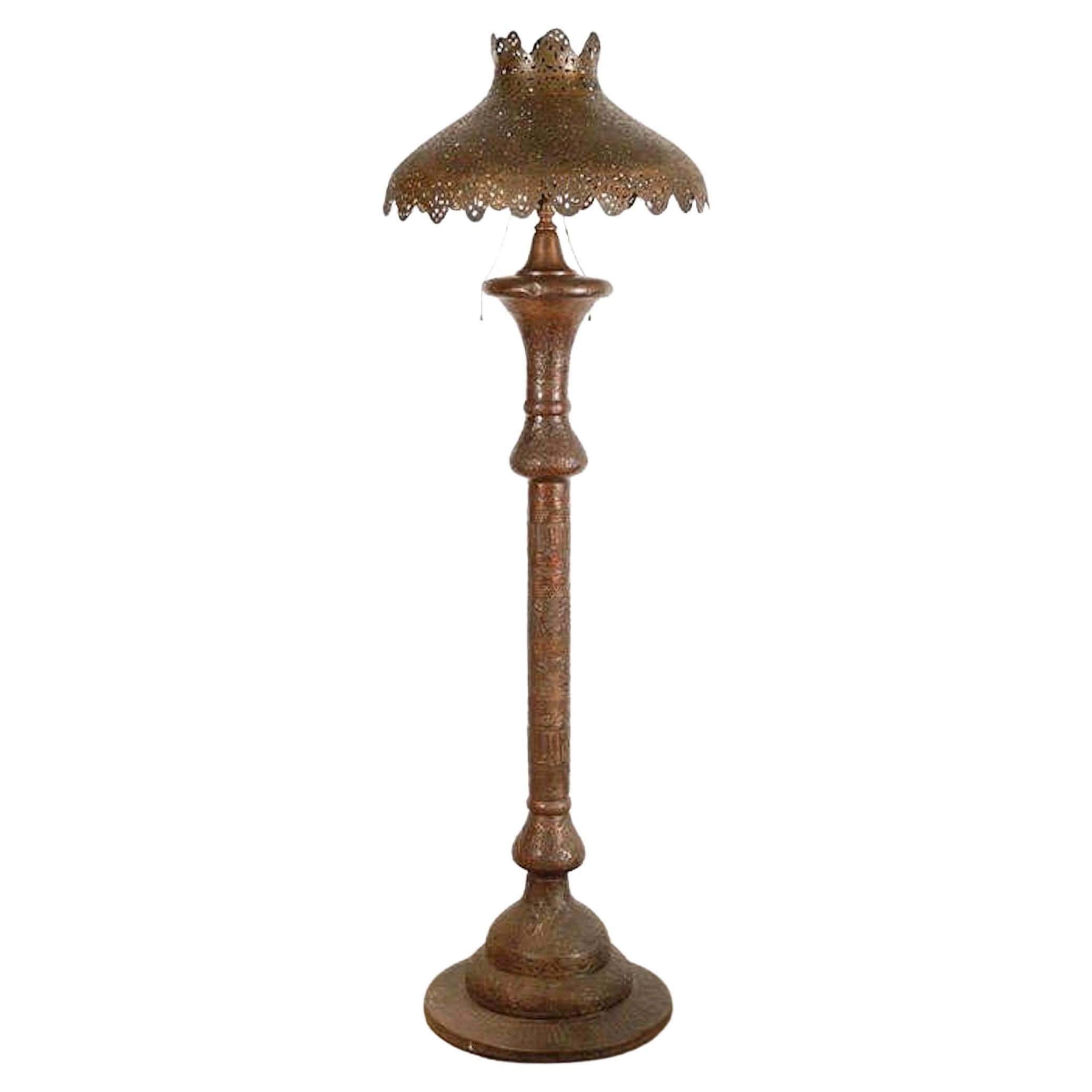 Antike ägyptische Messing-Stehlampe mit durchbrochenem Rand aus dem 19. Jahrhundert