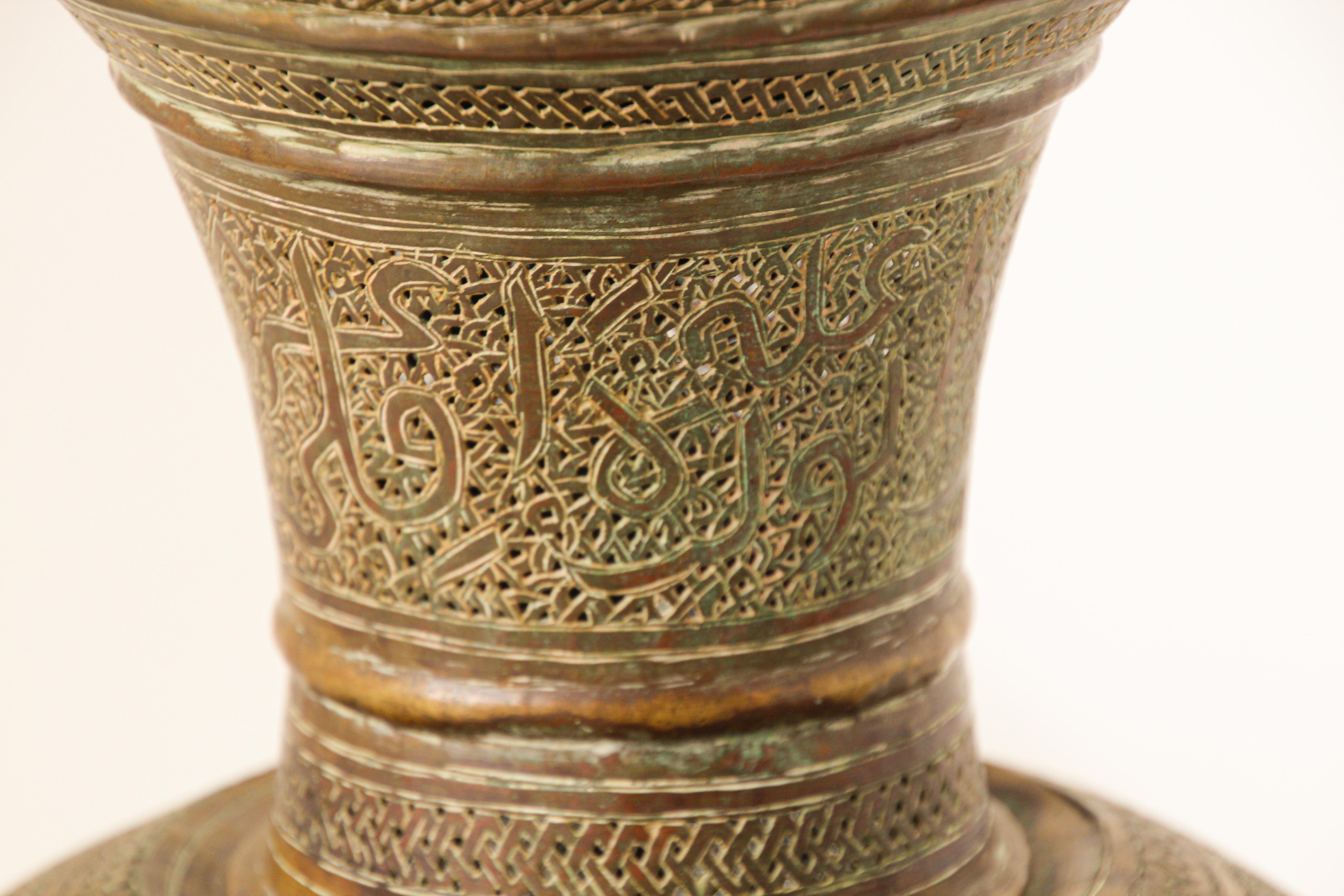 XIXe siècle Lampadaire ancien en laiton moghol du Moyen Orient du 19ème siècle en vente