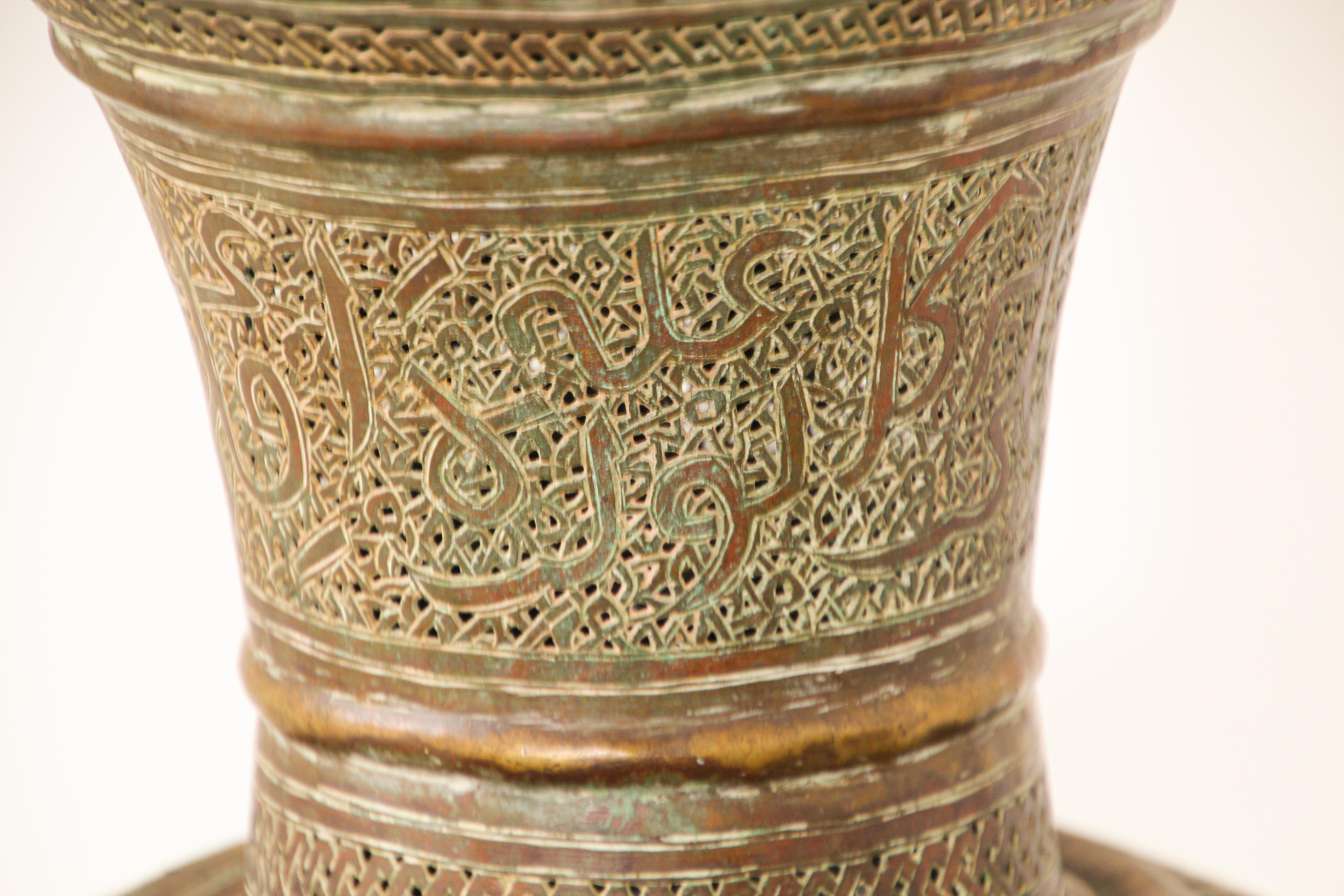 Laiton Lampadaire ancien en laiton moghol du Moyen Orient du 19ème siècle en vente