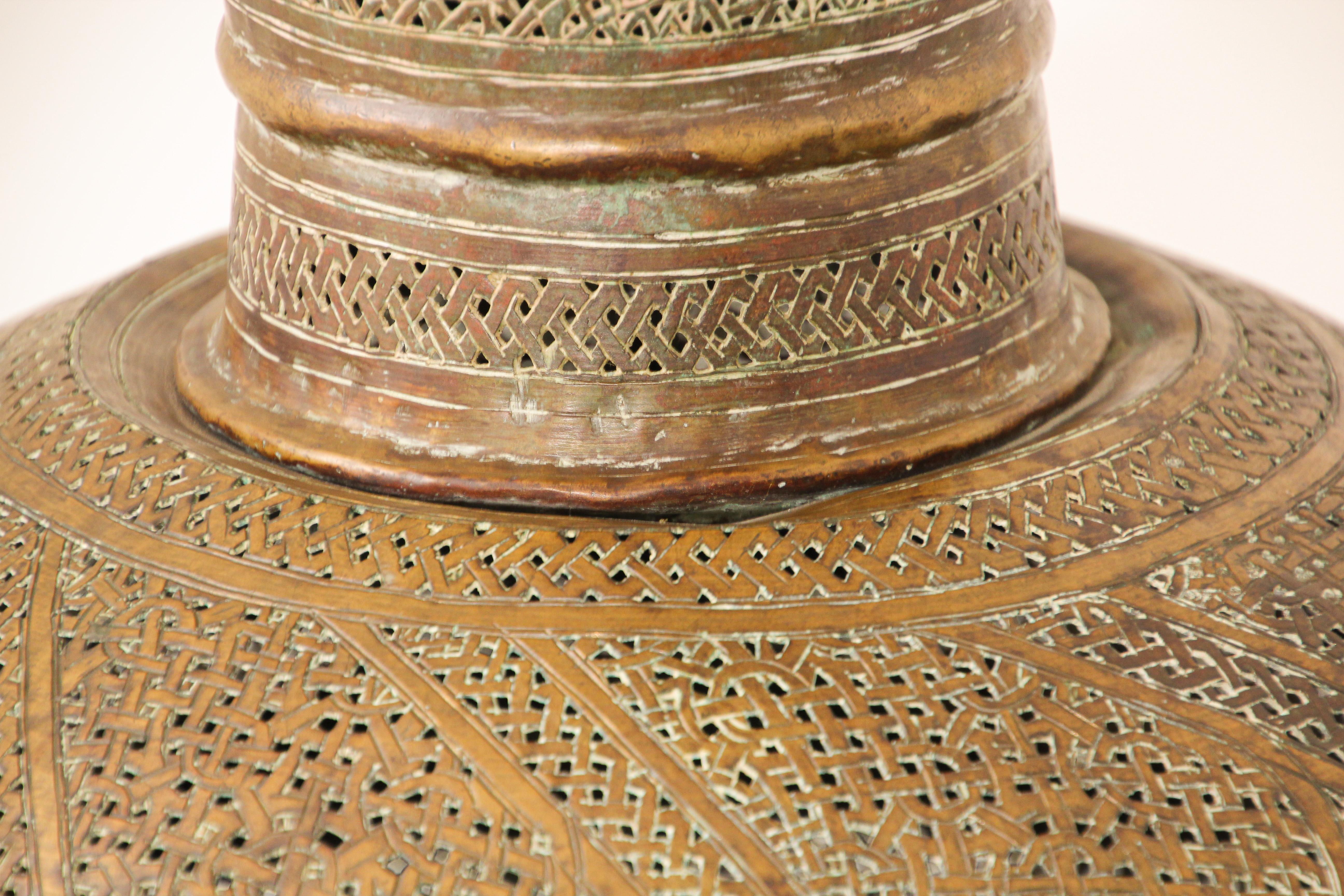 Lampadaire ancien en laiton moghol du Moyen Orient du 19ème siècle en vente 1