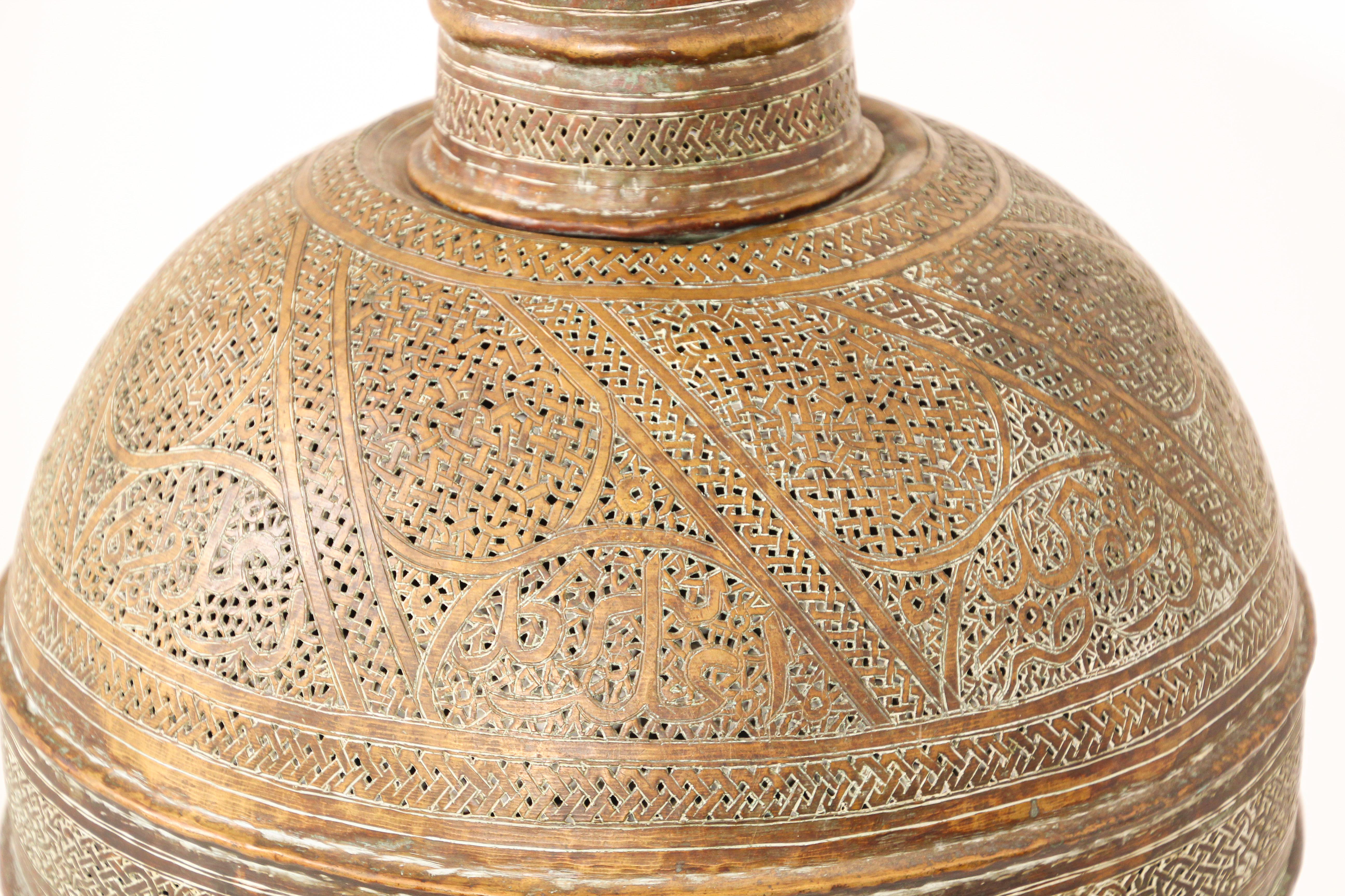 Lampadaire ancien en laiton moghol du Moyen Orient du 19ème siècle en vente 2