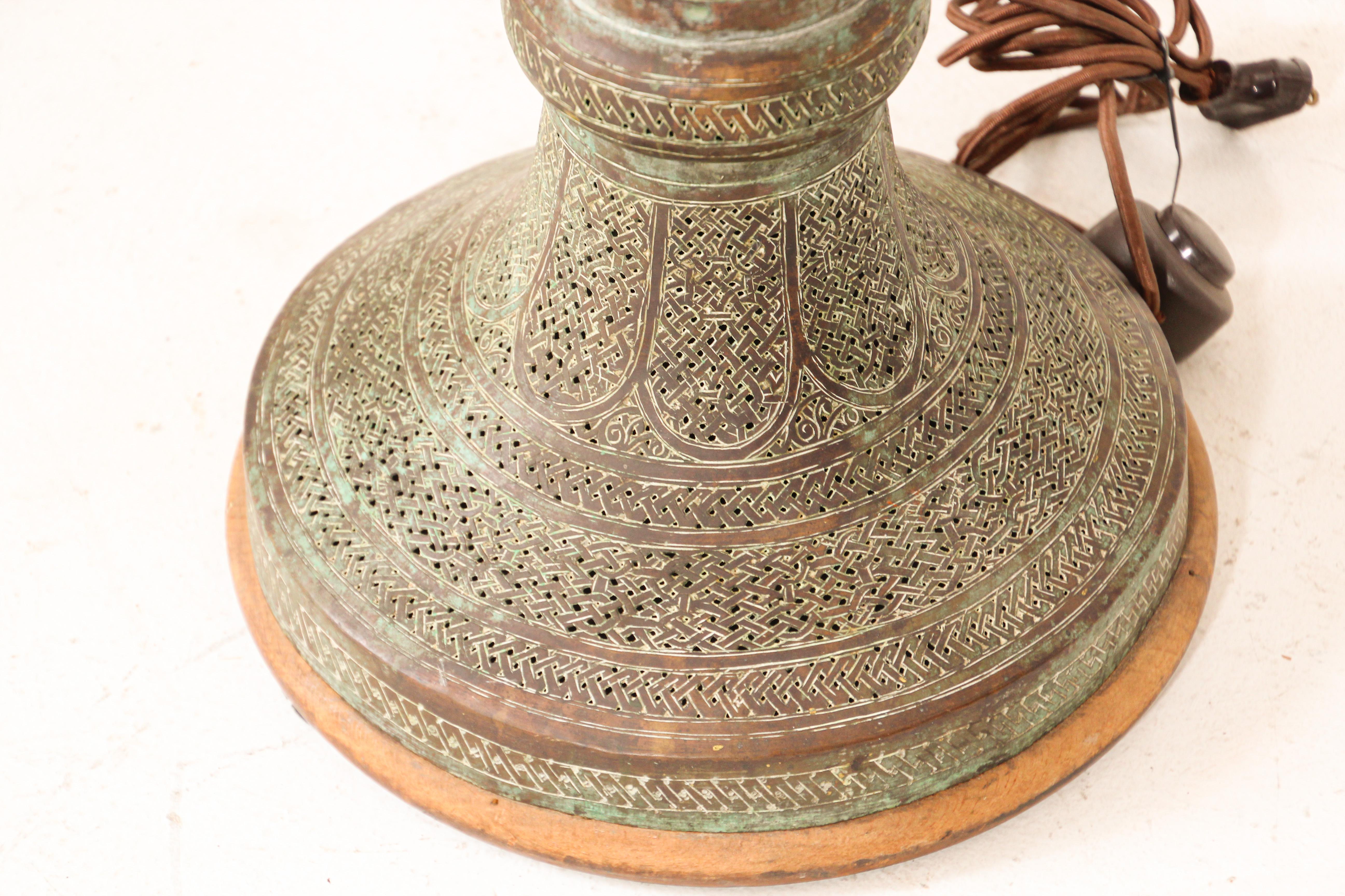 Lampadaire ancien en laiton moghol du Moyen Orient du 19ème siècle en vente 3