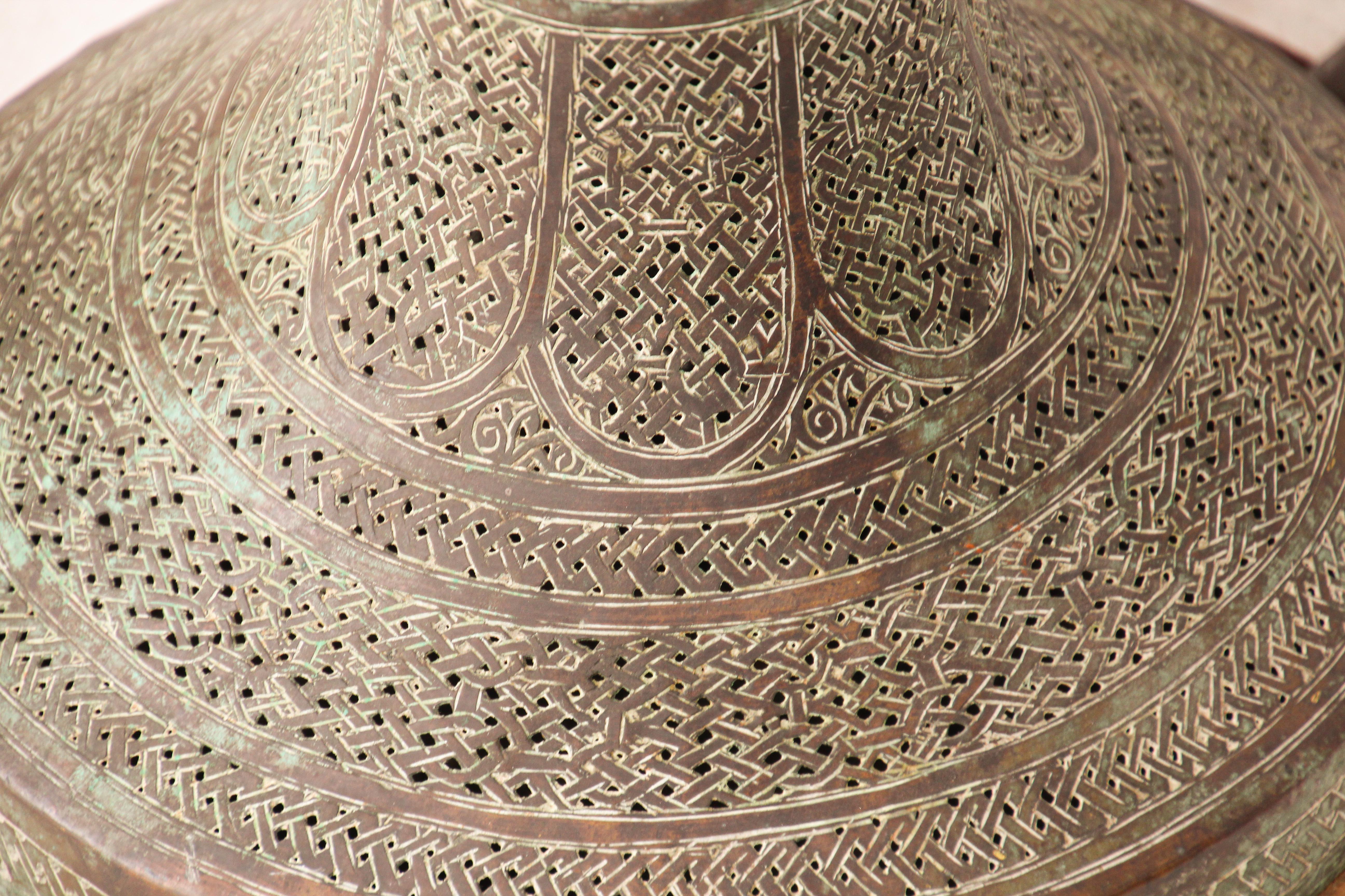Lampadaire ancien en laiton moghol du Moyen Orient du 19ème siècle en vente 4
