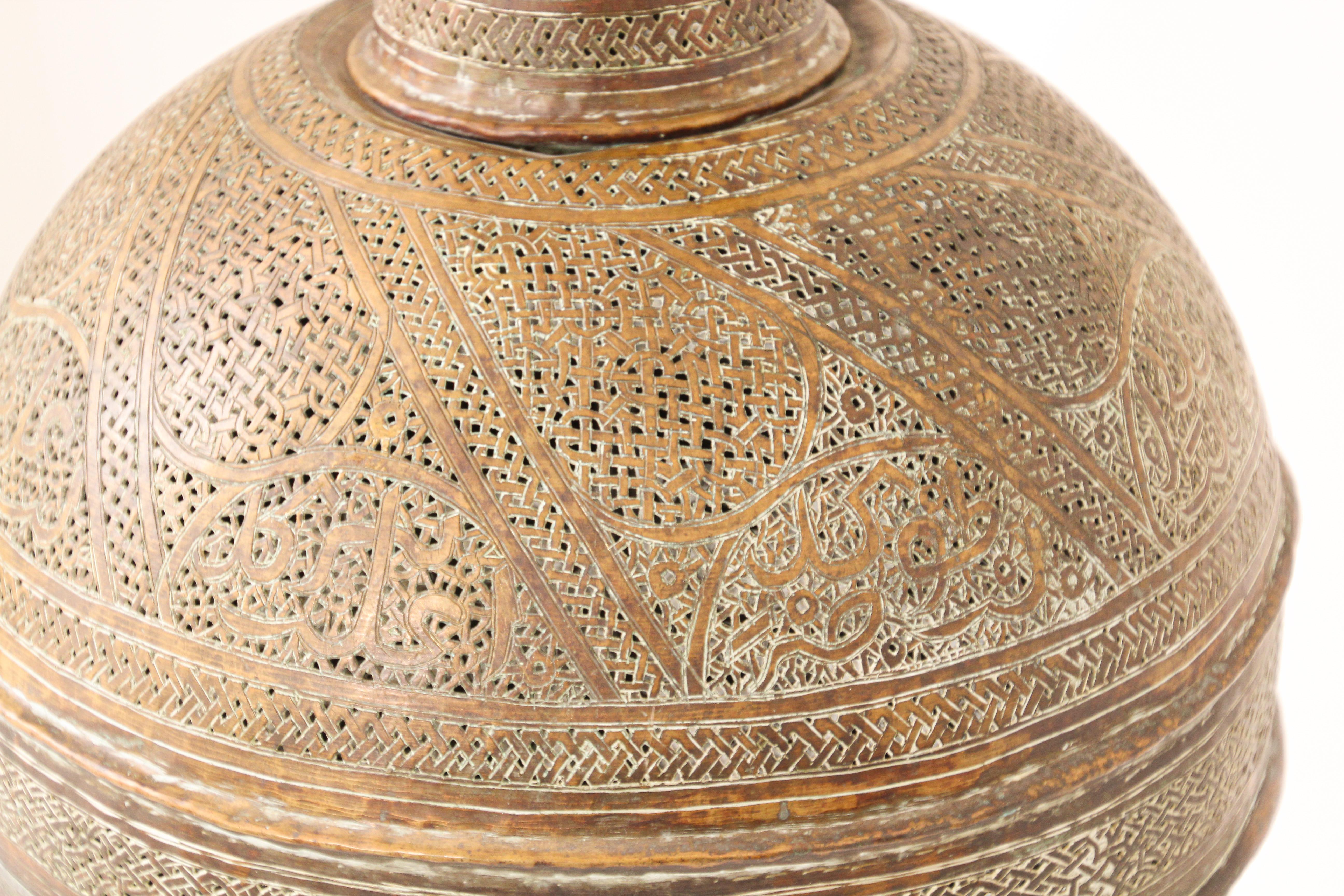 Lampadaire ancien en laiton moghol du Moyen Orient du 19ème siècle en vente 5