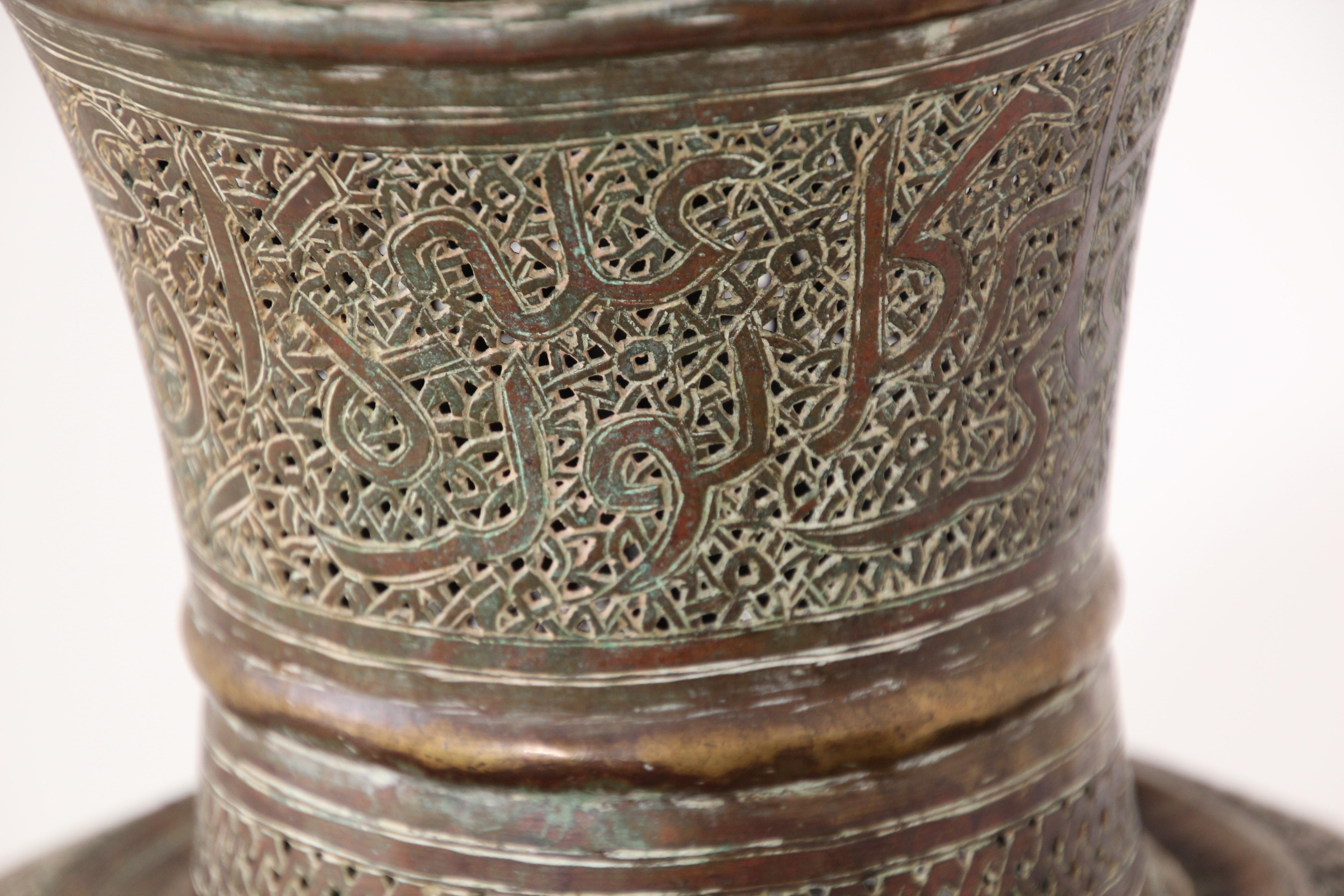 Lampadaire ancien en laiton moghol du Moyen Orient du 19ème siècle en vente 7