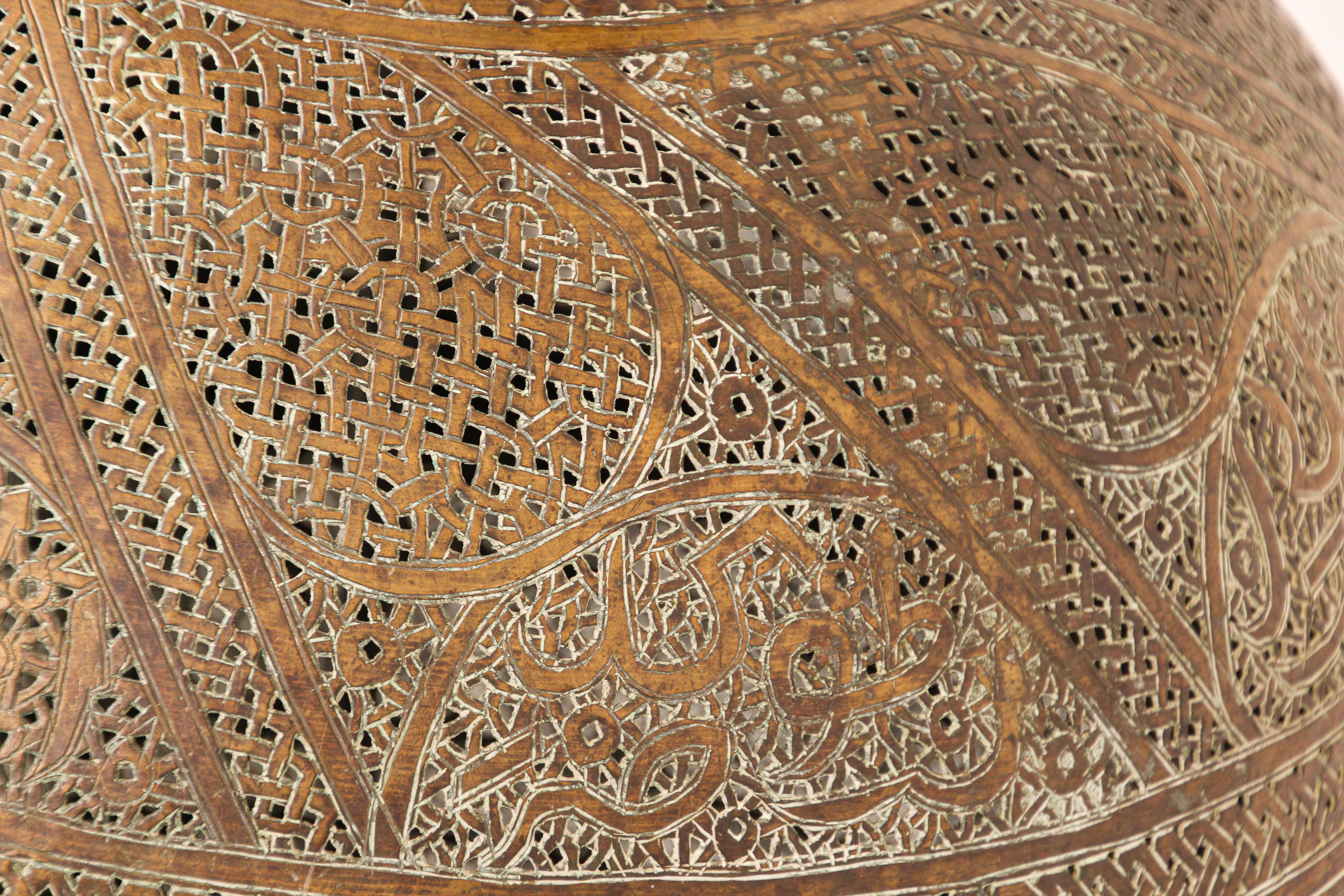Lampadaire ancien en laiton moghol du Moyen Orient du 19ème siècle en vente 8