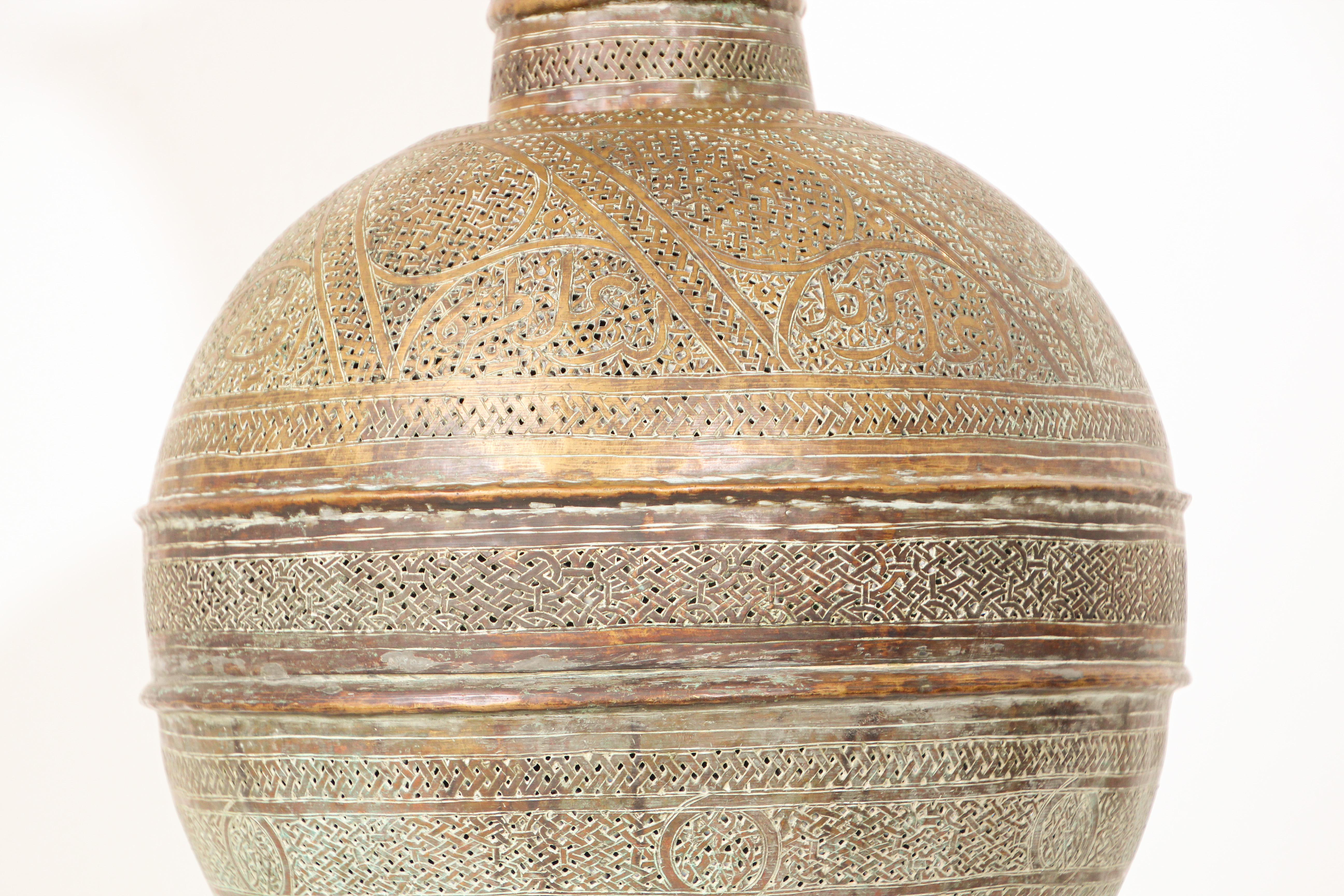 Asiatique Lampadaire ancien en laiton moghol du Moyen Orient du 19ème siècle en vente