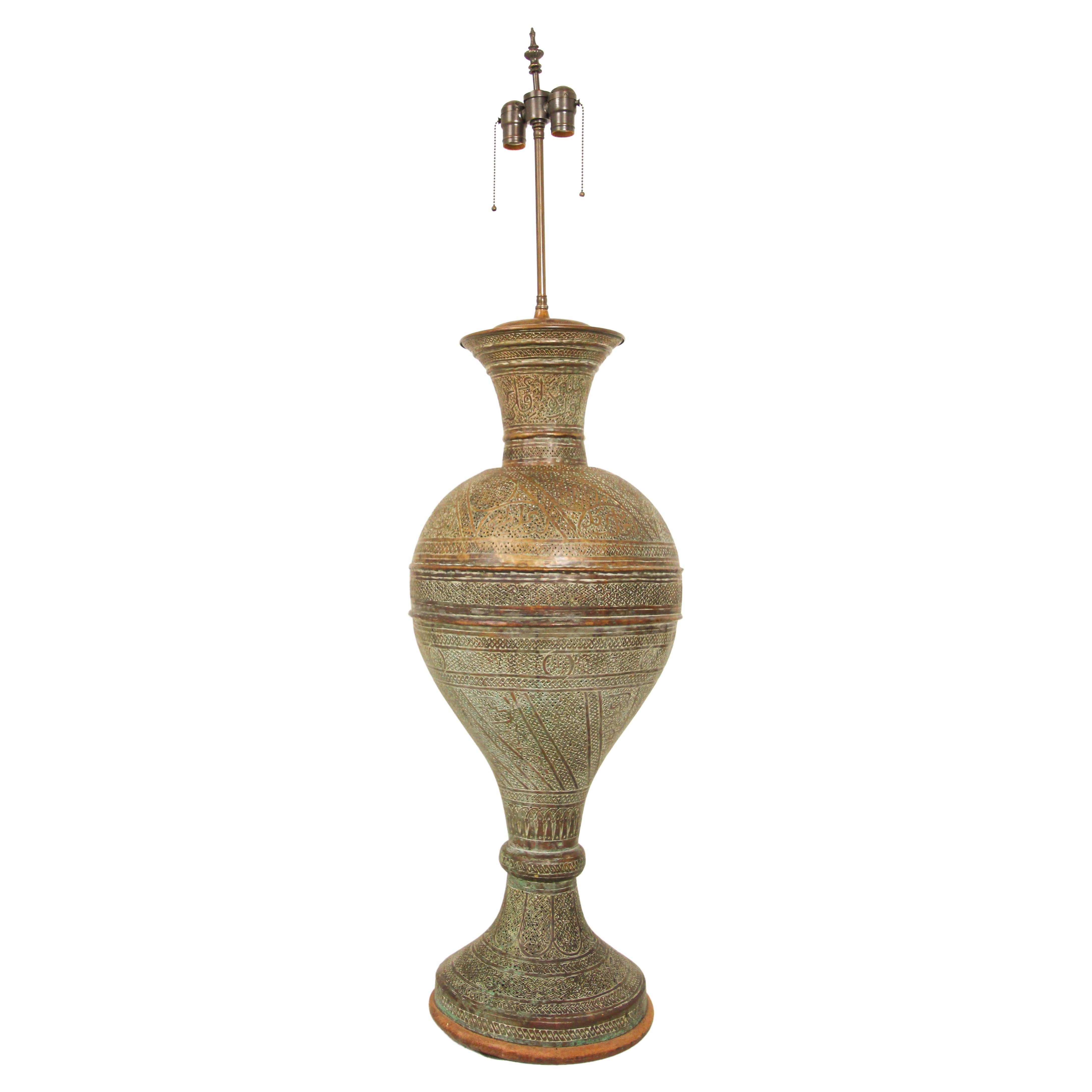 Lampadaire ancien en laiton moghol du Moyen Orient du 19ème siècle en vente