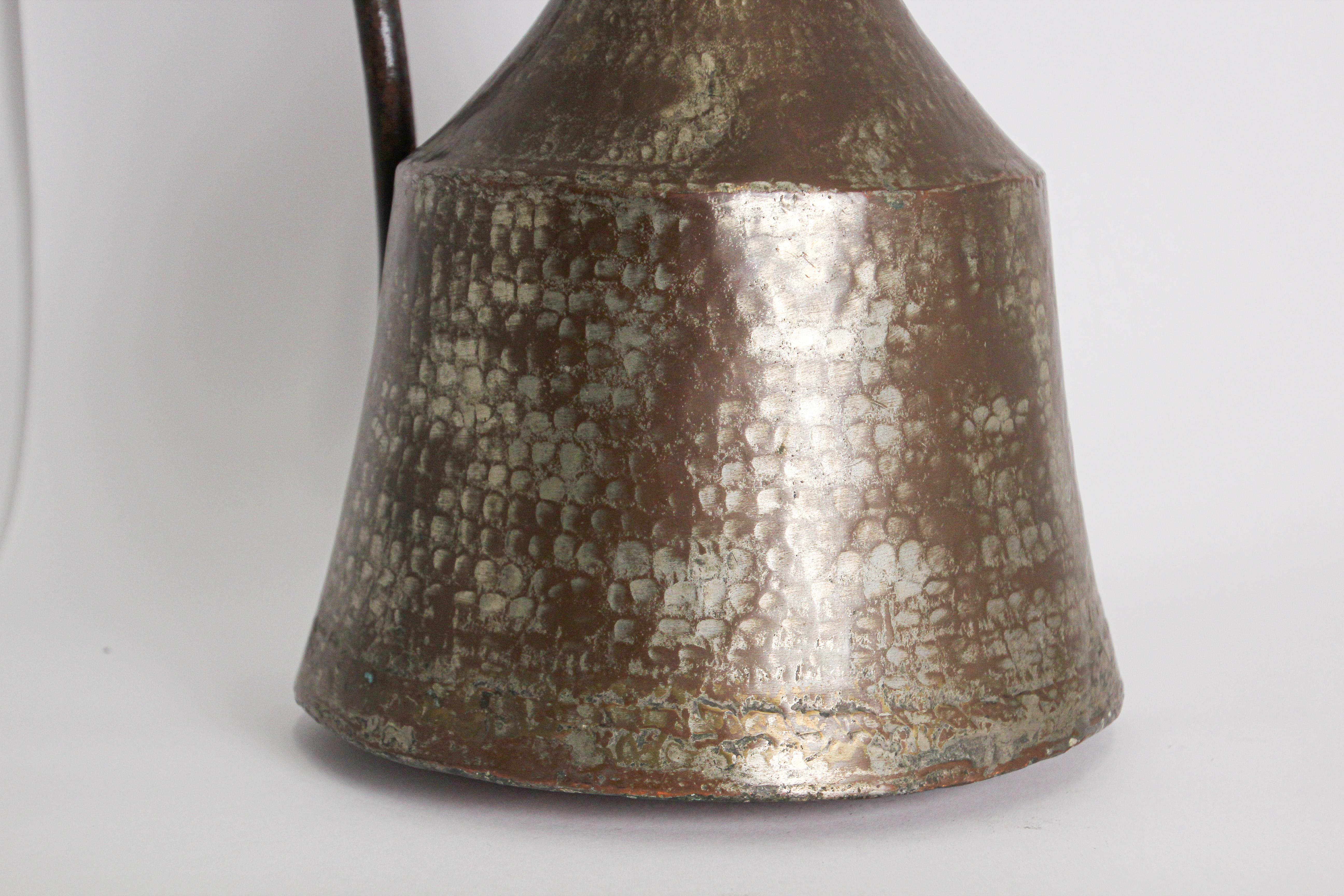 Ancienne aiguière du Moyen-Orient du 19ème siècle en cuivre teinté en vente 1