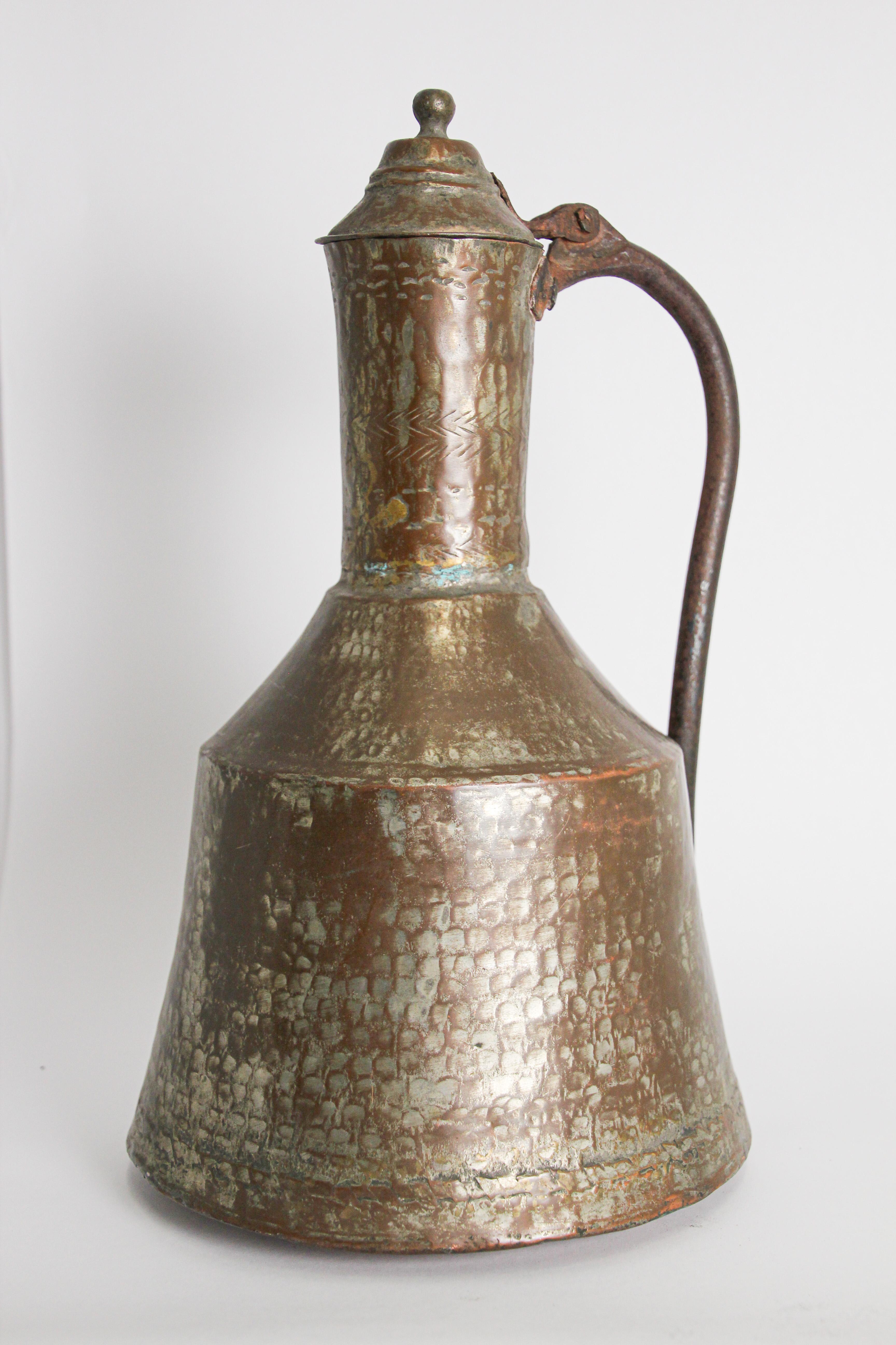 Ancienne aiguière du Moyen-Orient du 19ème siècle en cuivre teinté en vente 3