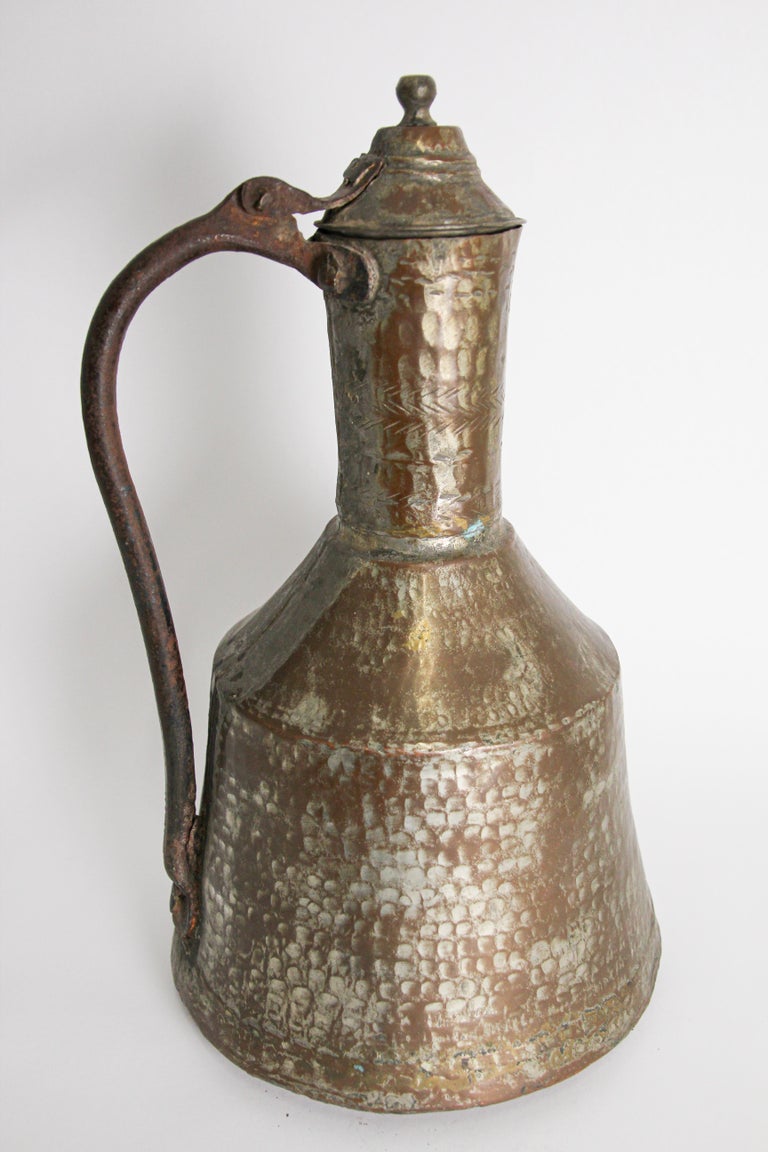Ancienne aiguière en cuivre teinté du Moyen-Orient du 19ème siècle - En  vente sur 1stDibs