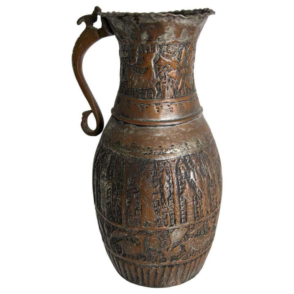 Ancienne aiguière islamique du Moyen-Orient en cuivre teinté en vente 4