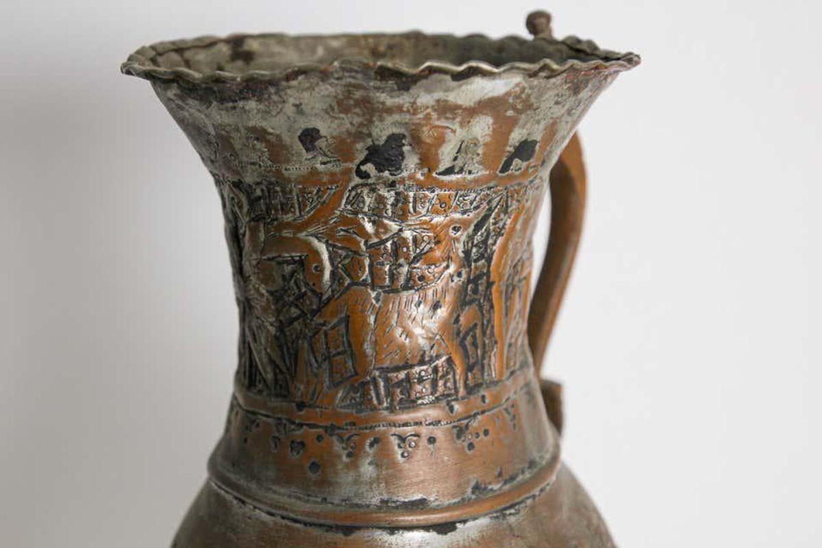 Ancienne aiguière en cuivre étamé du Moyen Orient du 19ème siècle. Très ancienne aiguière islamique en cuivre turc représentant une scène complexe avec des personnages. Belle aiguière décorative martelée à la main dans le style