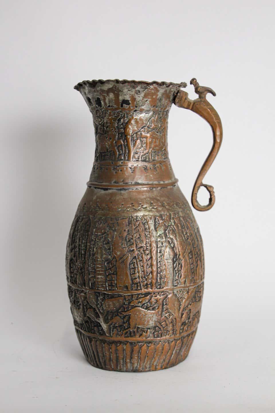XIXe siècle Ancienne aiguière islamique du Moyen-Orient en cuivre teinté en vente