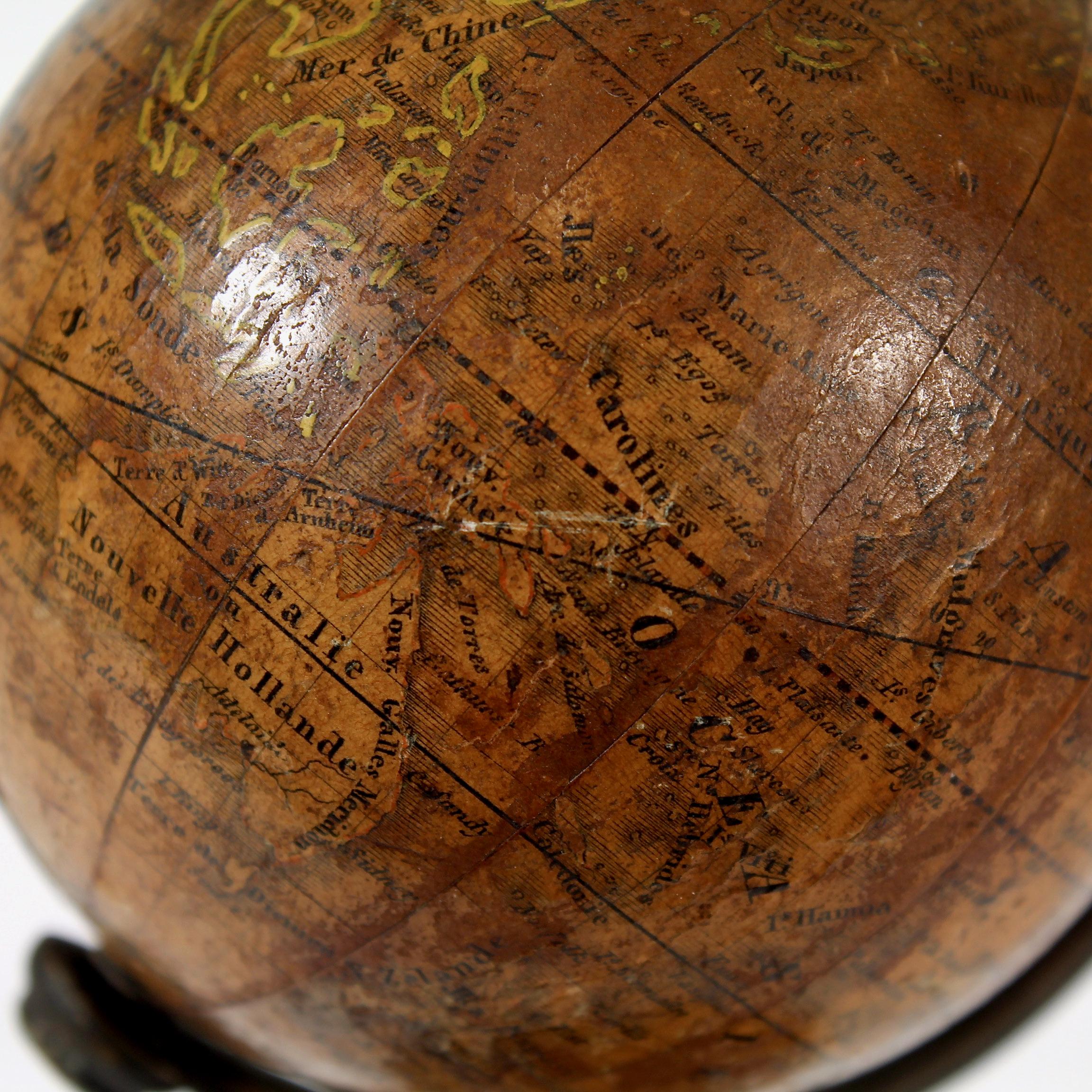 Globe terrestre miniature ancien du 19e siècle, édition française, par C.I.C. en vente 4