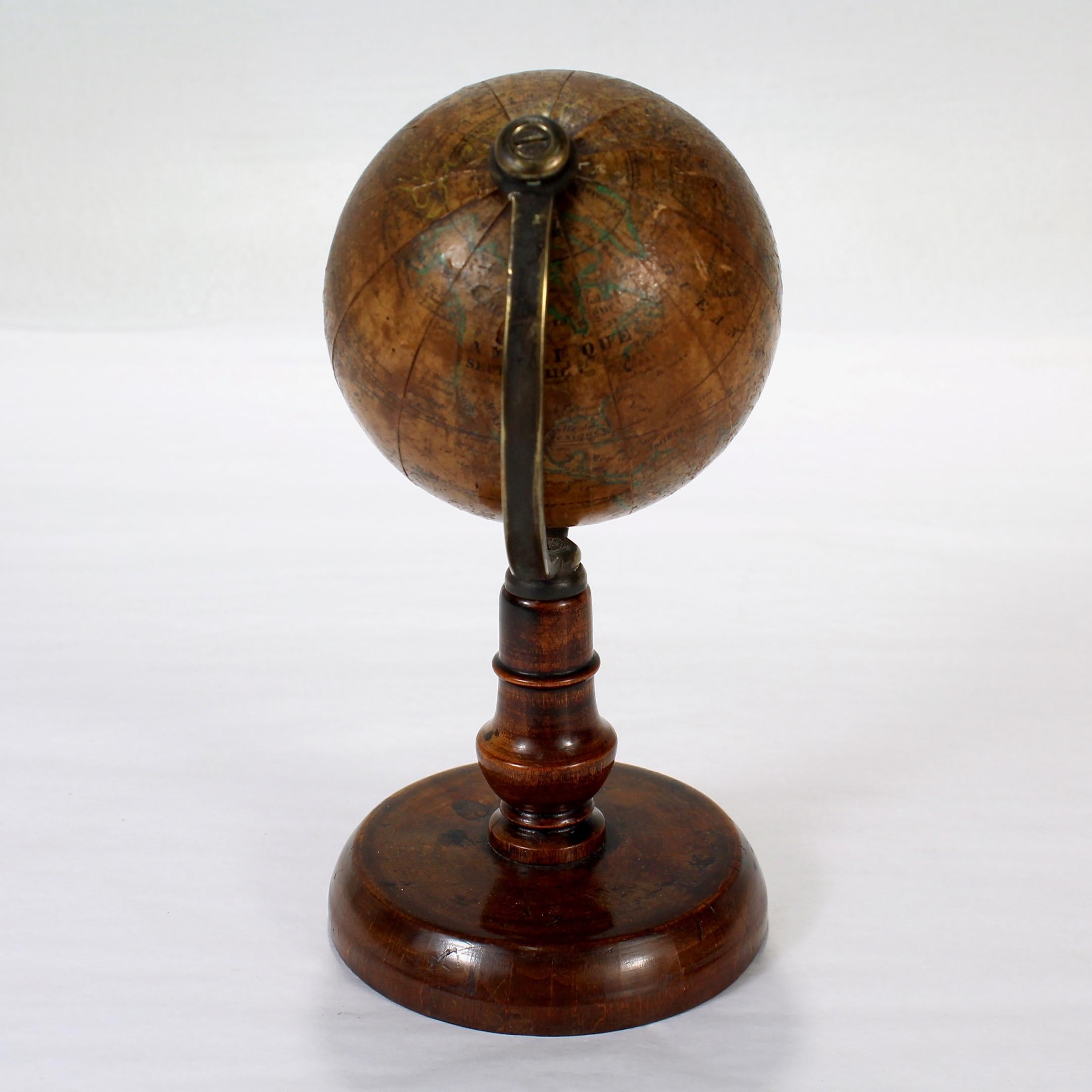 Néoclassique Globe terrestre miniature ancien du 19e siècle, édition française, par C.I.C. en vente
