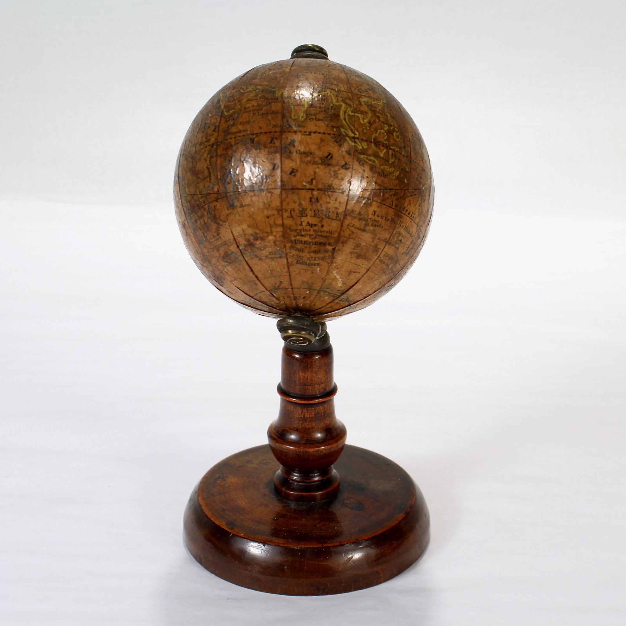 Globe terrestre miniature ancien du 19e siècle, édition française, par C.I.C. Bon état - En vente à Philadelphia, PA